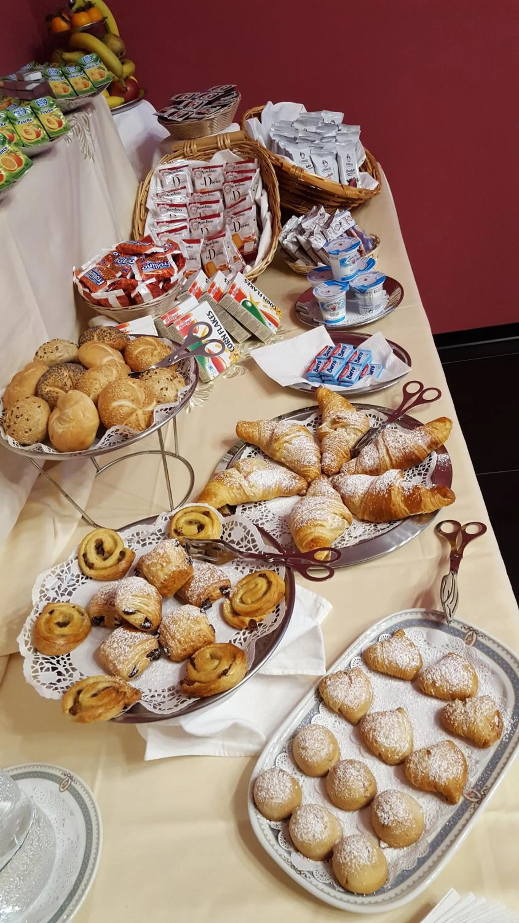 Restaurant/places to eat in Hotel Ascot