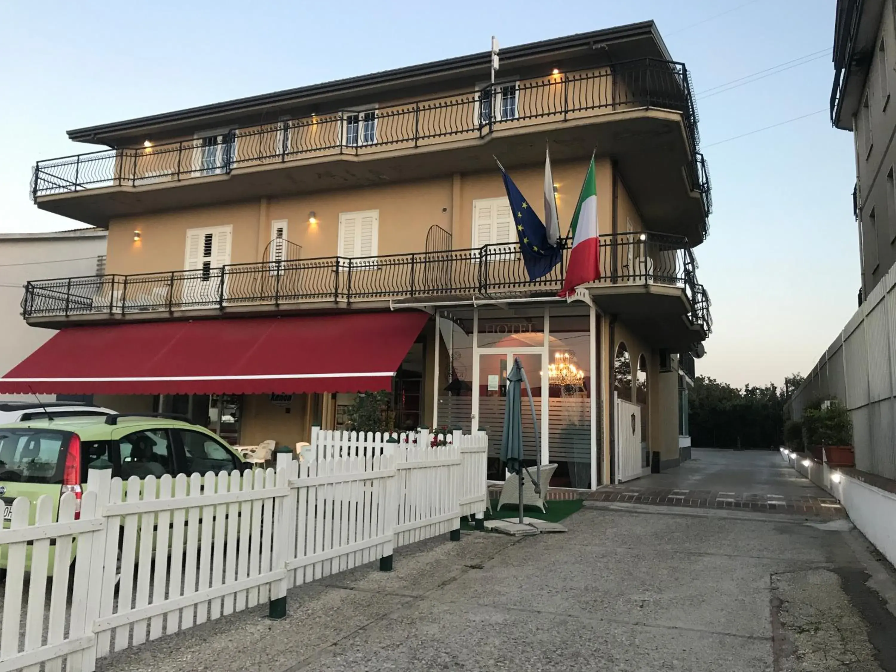 Facade/entrance in Hotel Ascot Facade/entrance in Hotel Ascot