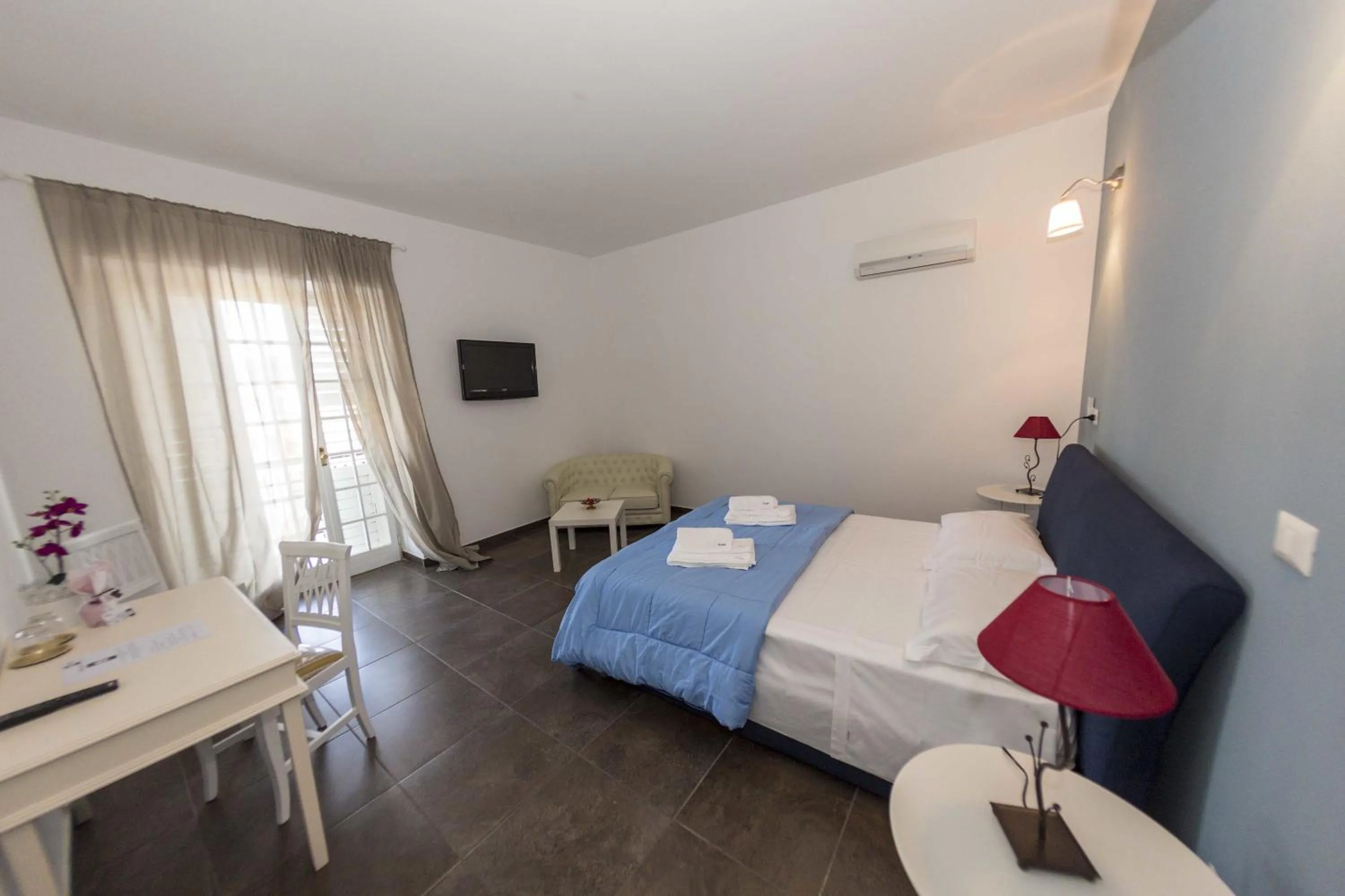 Photo of the whole room, Bed in Hotel Ascot