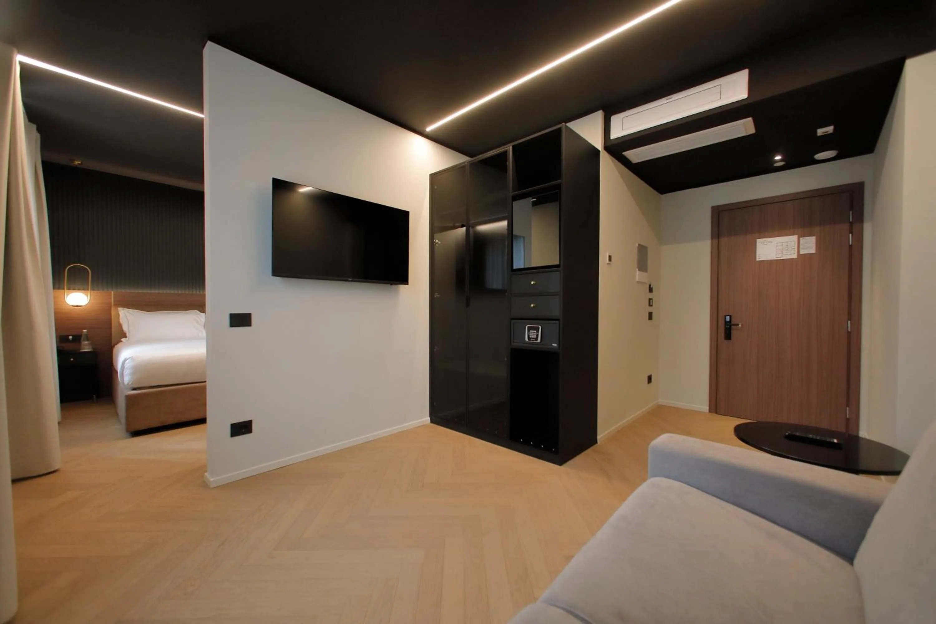 Living room, Bed in Hotel Namia by Dori