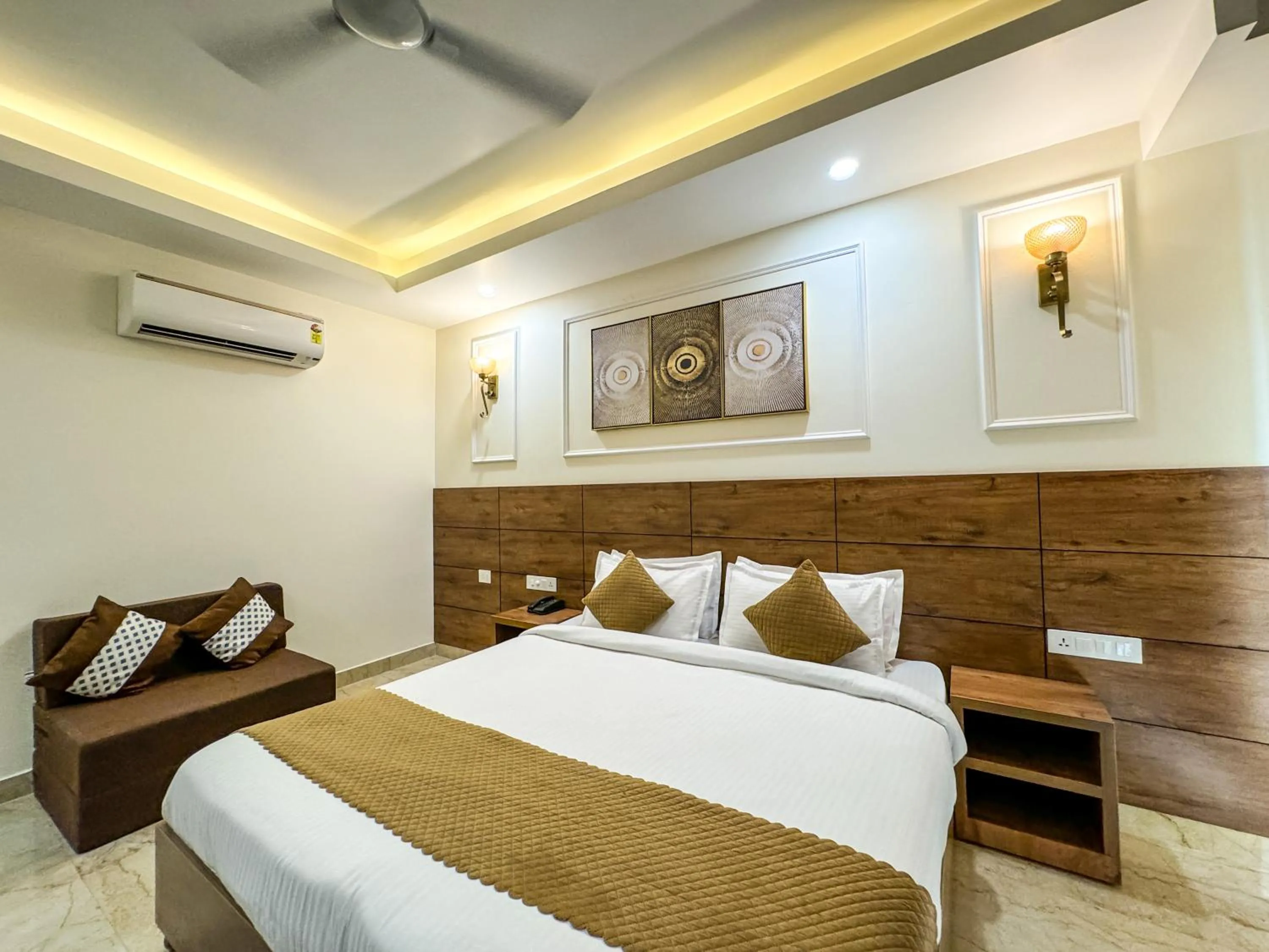 Bedroom, Bed in Hotel Nirvana Bliss, Behind Parmarth Niketan