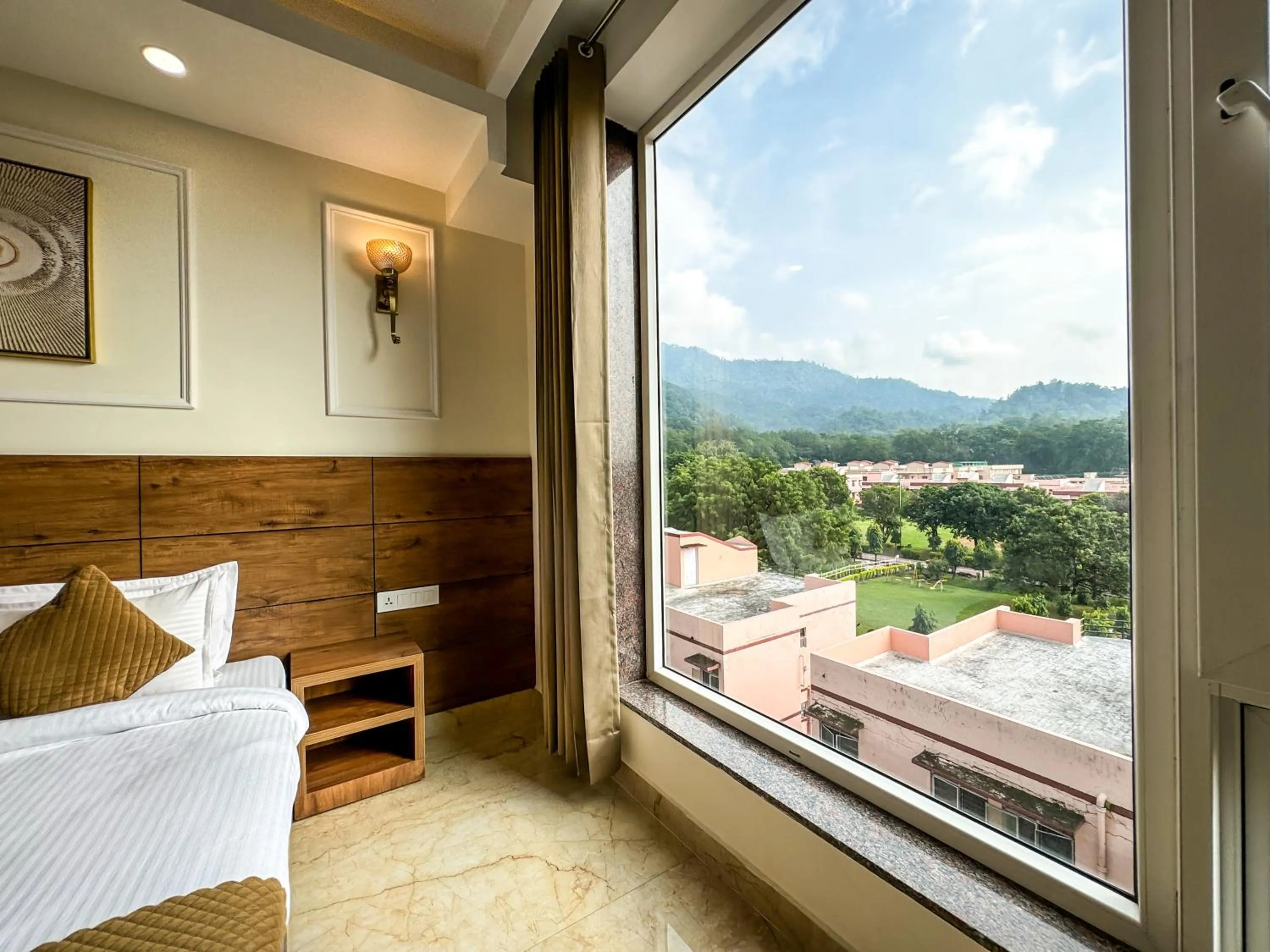 Bedroom, Bed in Hotel Nirvana Bliss, Behind Parmarth Niketan