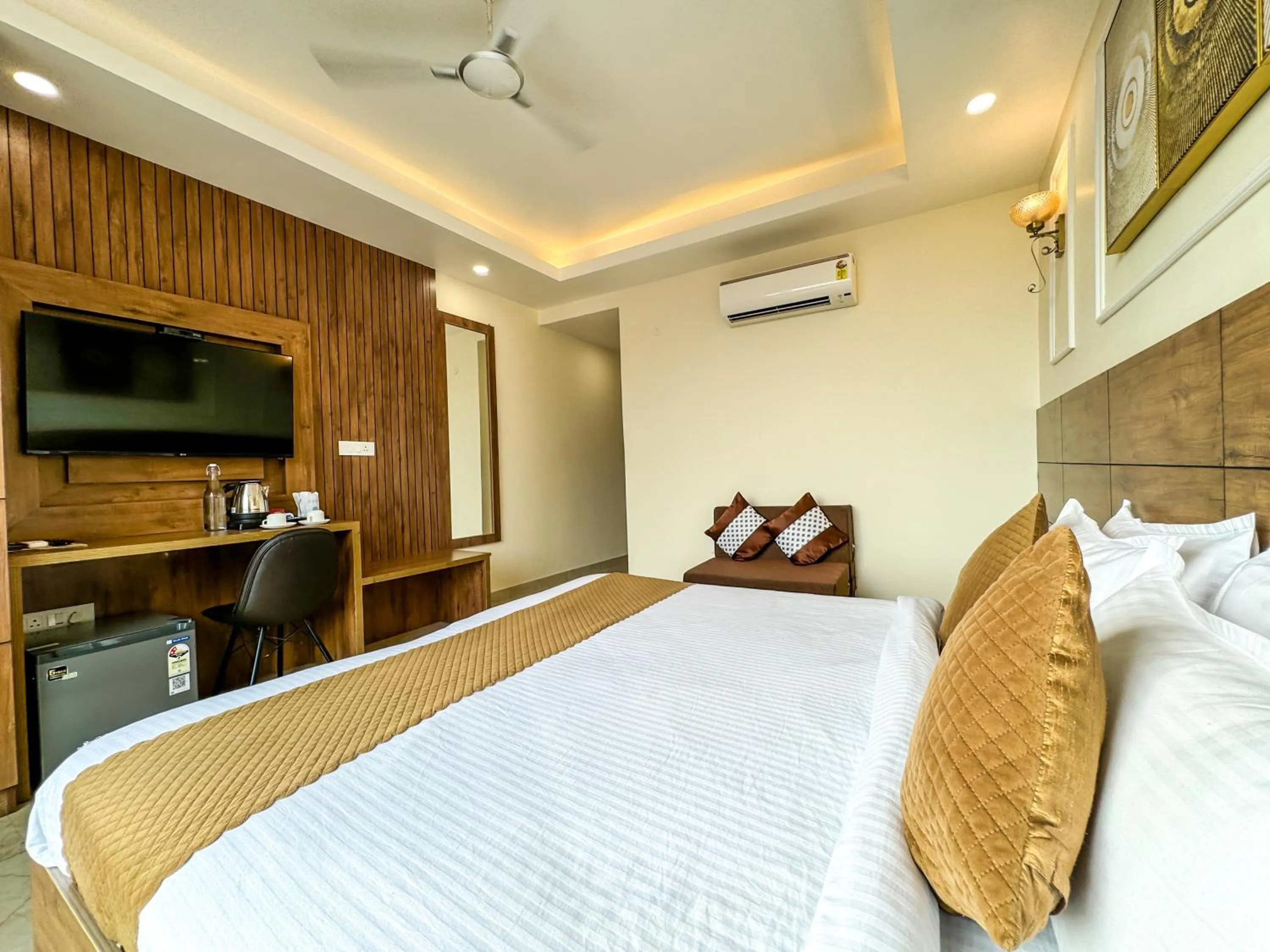 Bed in Hotel Nirvana Bliss, Behind Parmarth Niketan