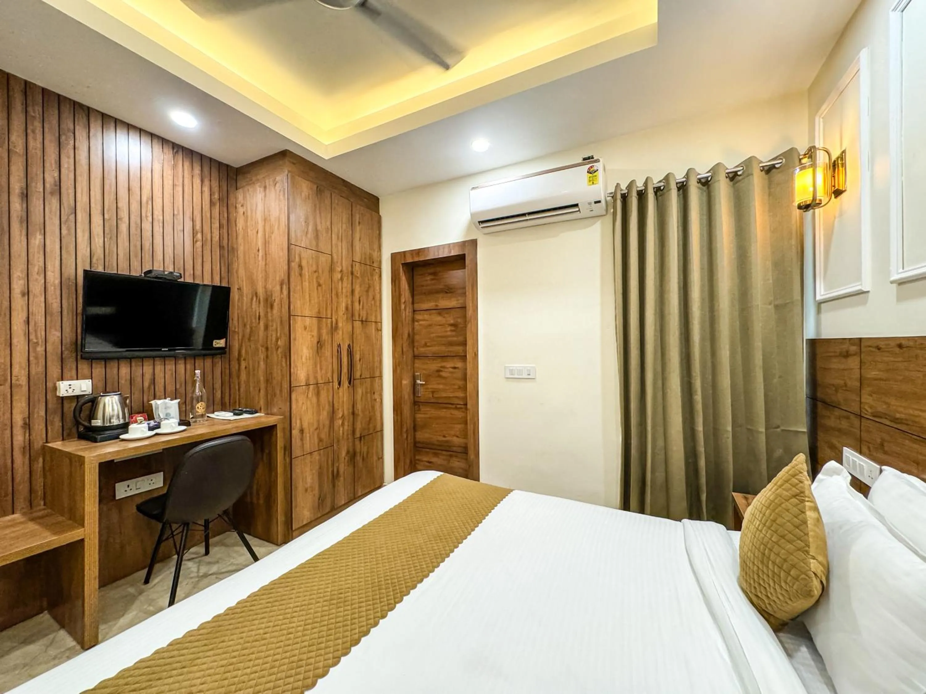 Bedroom, Bed in Hotel Nirvana Bliss, Behind Parmarth Niketan