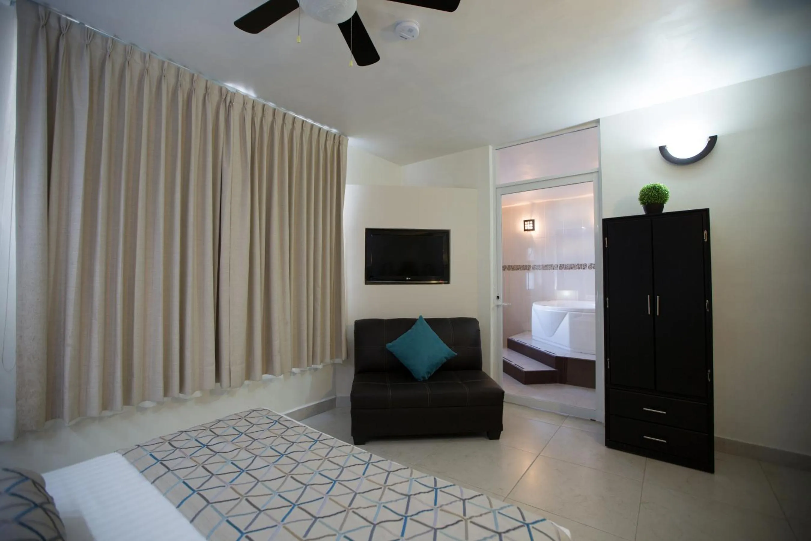 Photo of the whole room in Hotel La Torre San Francisco