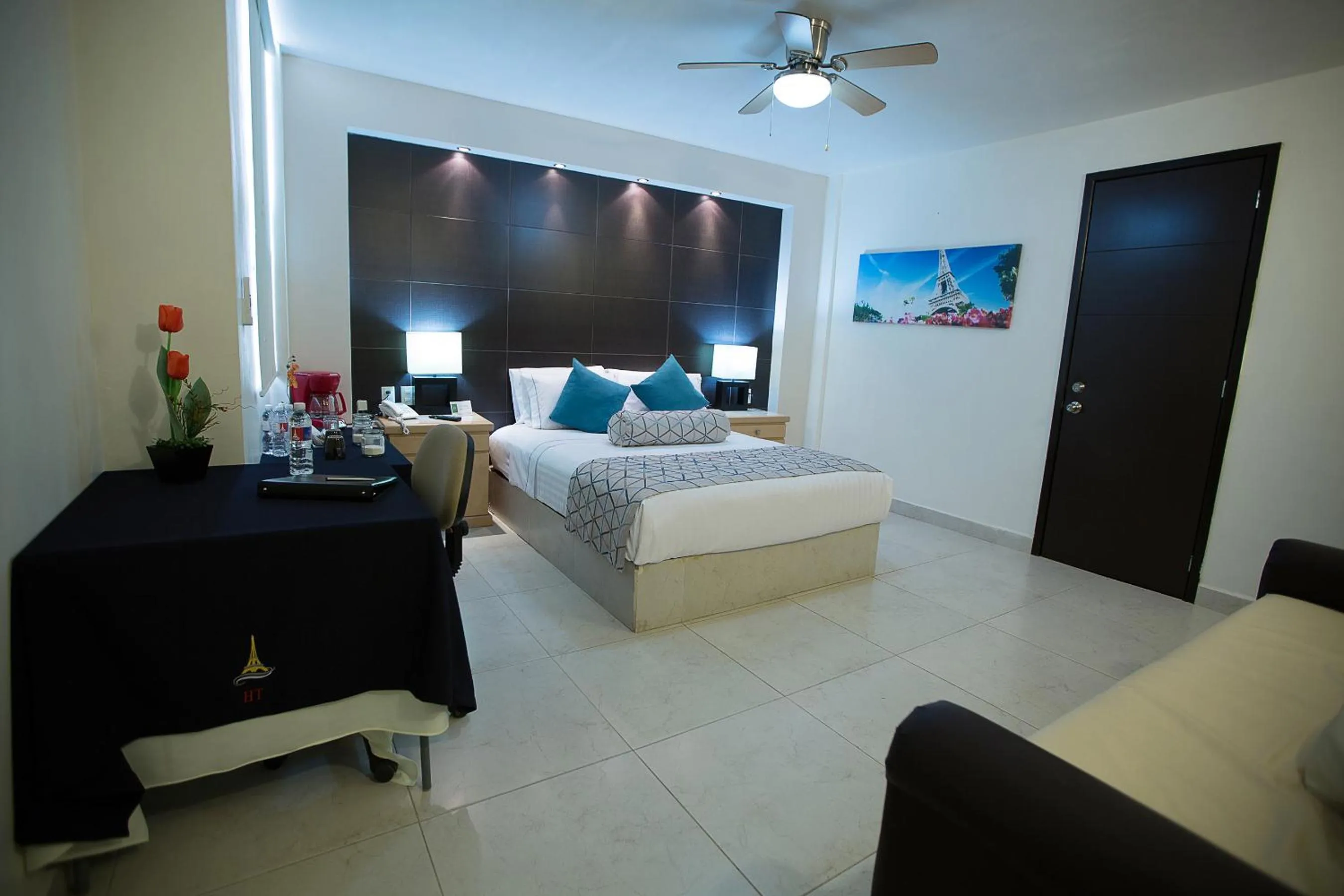 Photo of the whole room in Hotel La Torre San Francisco