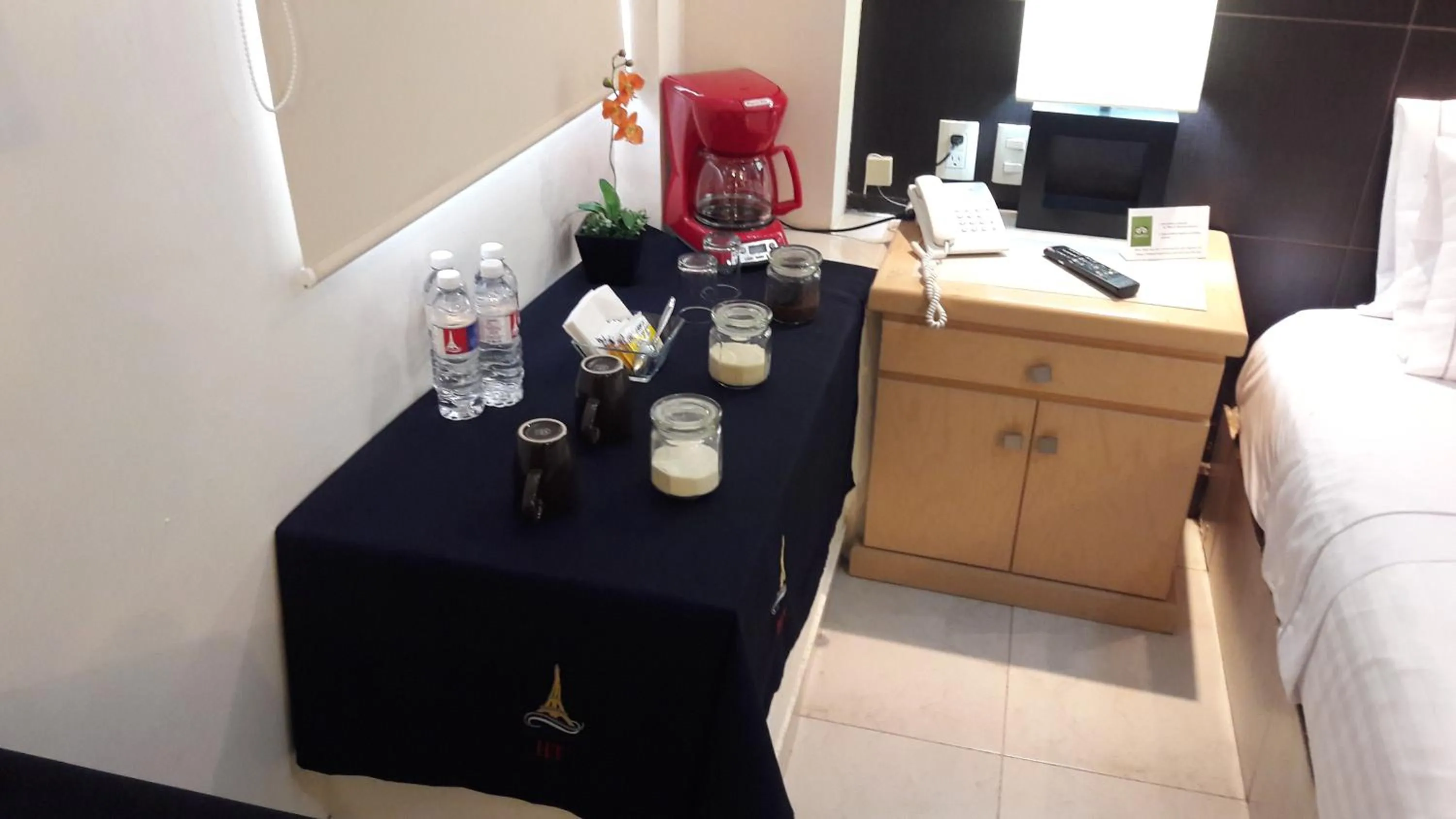 Coffee/tea facilities in Hotel La Torre San Francisco