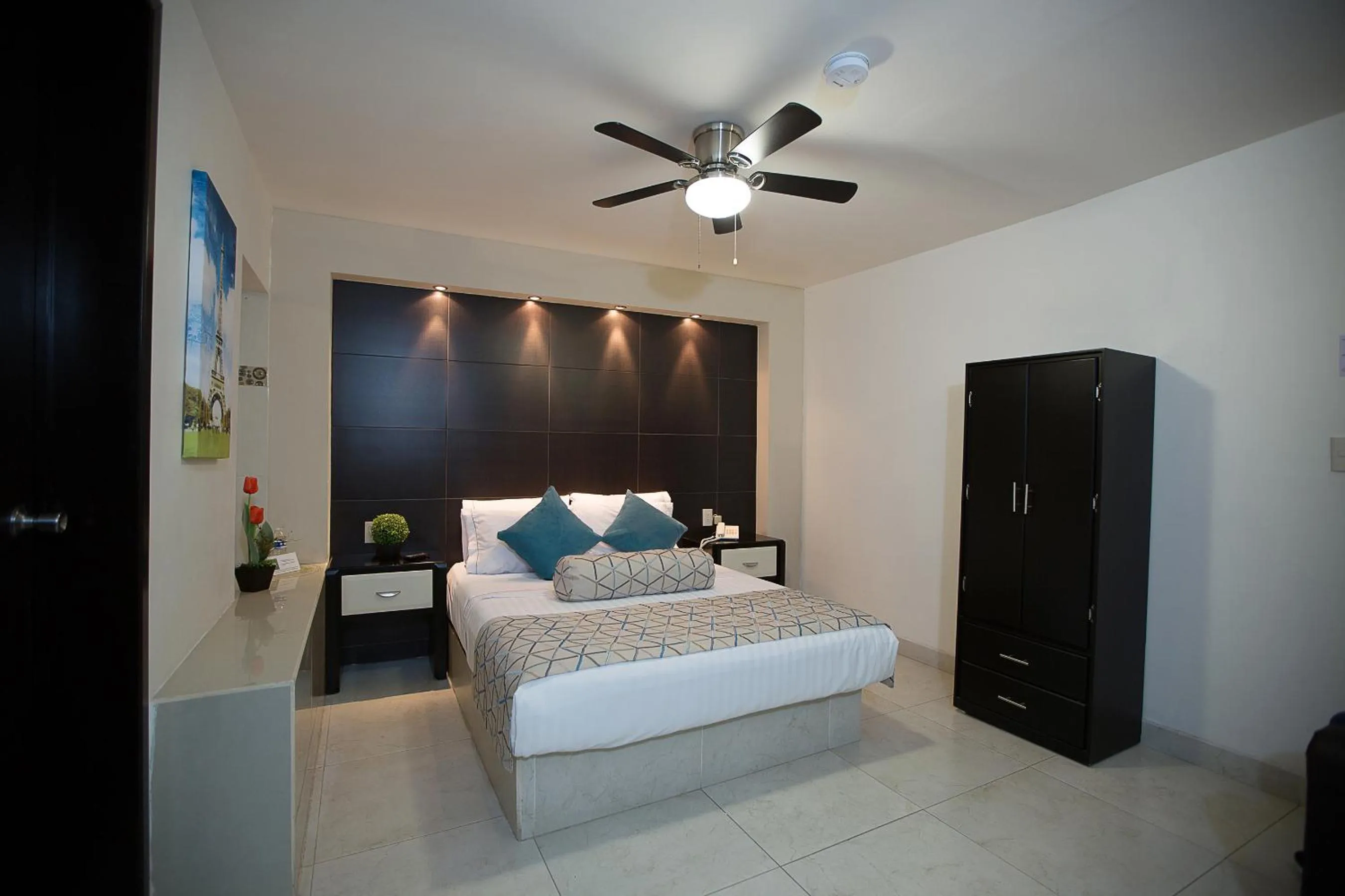 Photo of the whole room in Hotel La Torre San Francisco