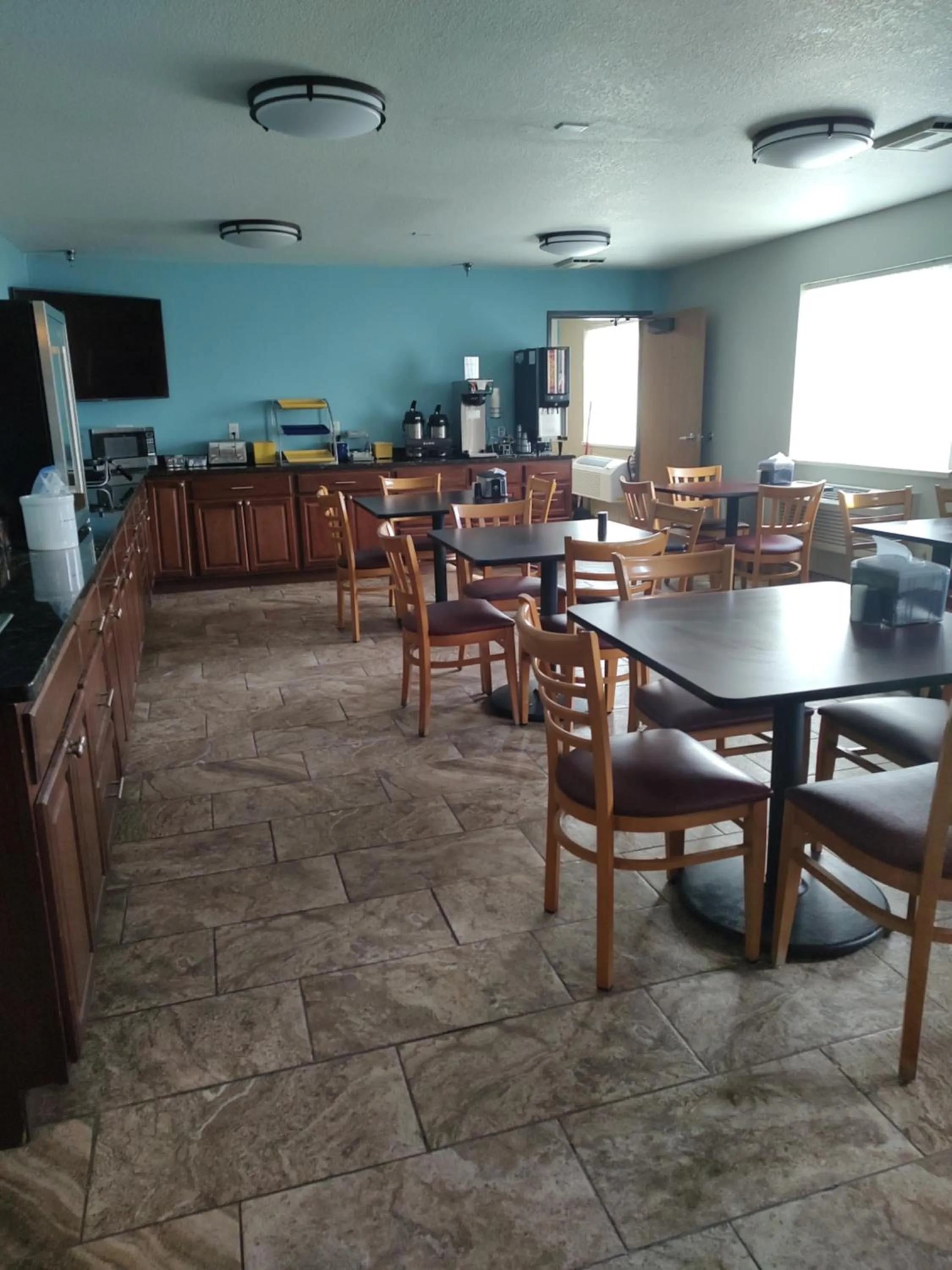 Breakfast in Days Inn & Suites by Wyndham Fargo 19th Ave/Airport Dome