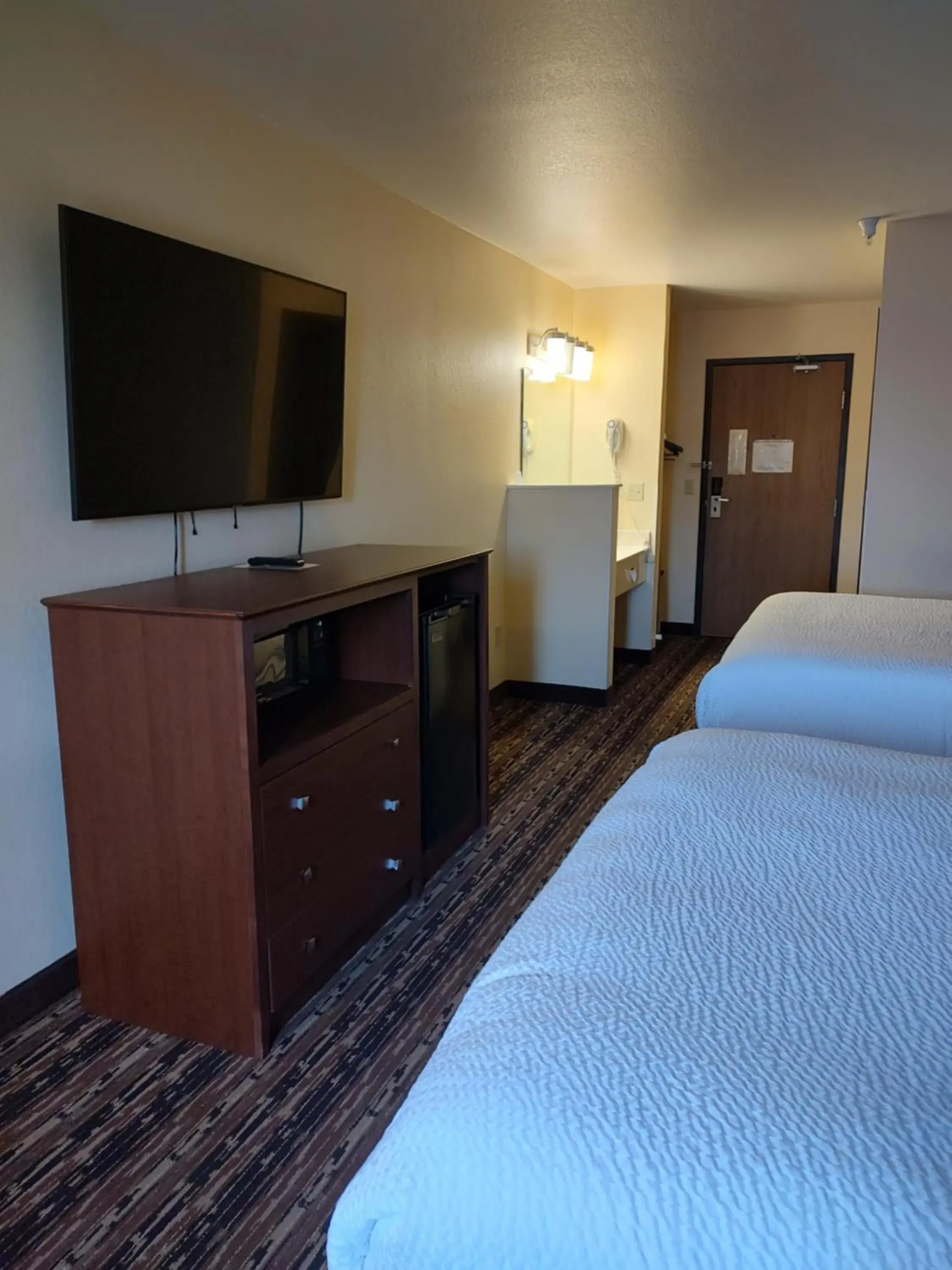 Bed in Days Inn & Suites by Wyndham Fargo 19th Ave/Airport Dome Bed in Days Inn & Suites by Wyndham Fargo 19th Ave/Airport Dome