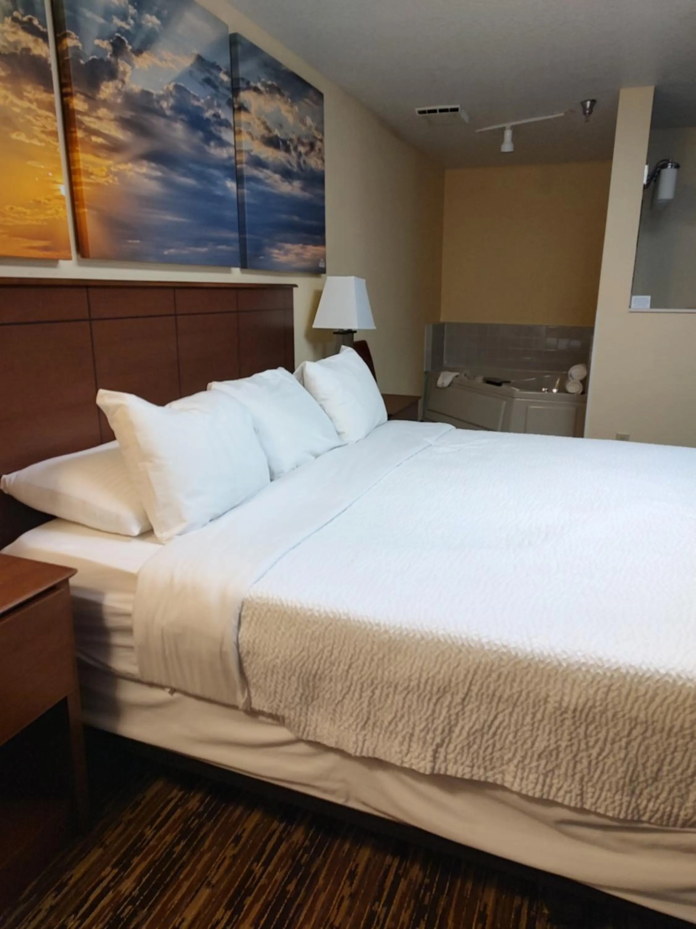 Bed in Days Inn & Suites by Wyndham Fargo 19th Ave/Airport Dome