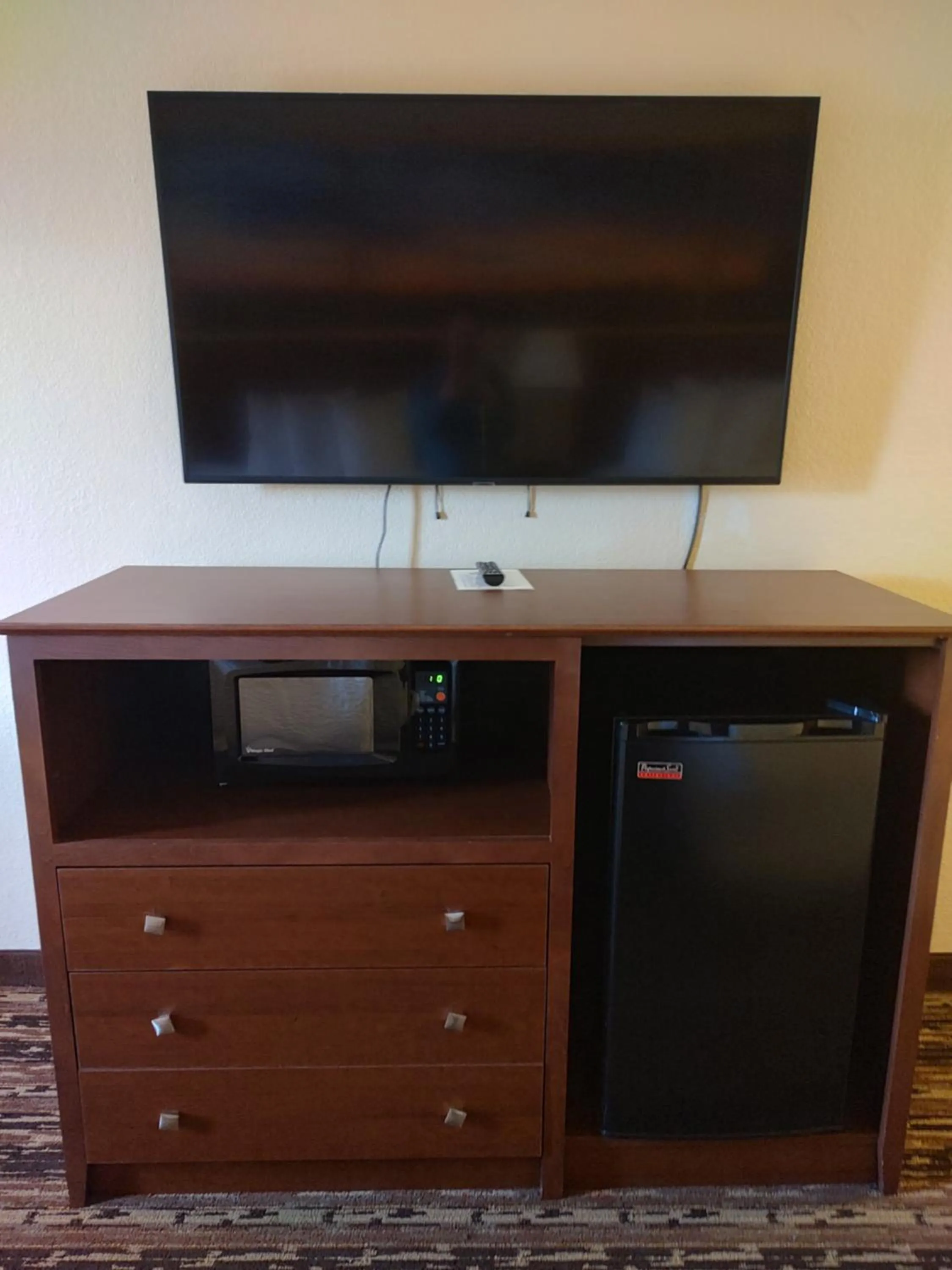 TV and multimedia in Days Inn & Suites by Wyndham Fargo 19th Ave/Airport Dome