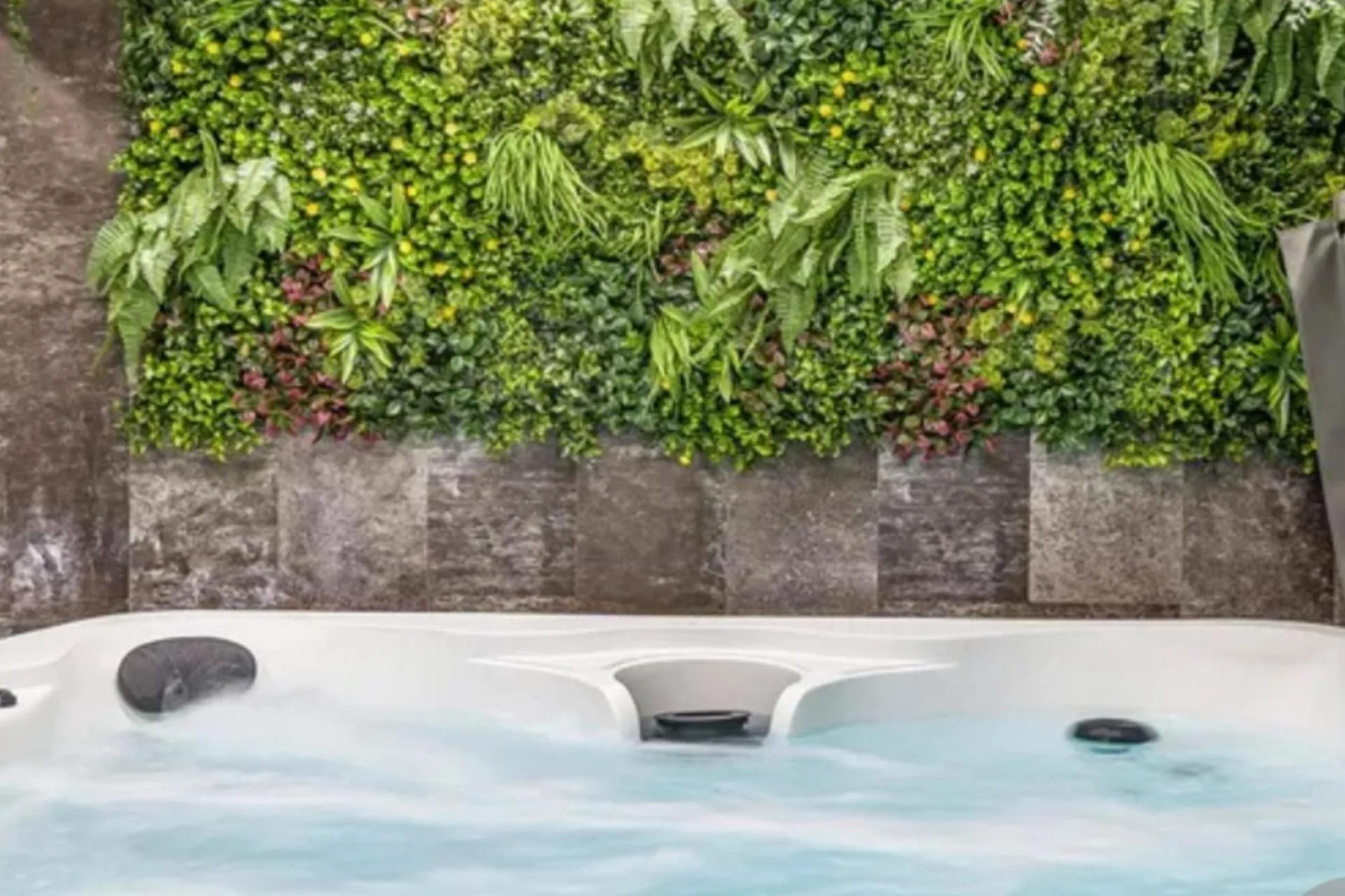 Ivy House 6-Beds Sleeps 19 with Hot Tub