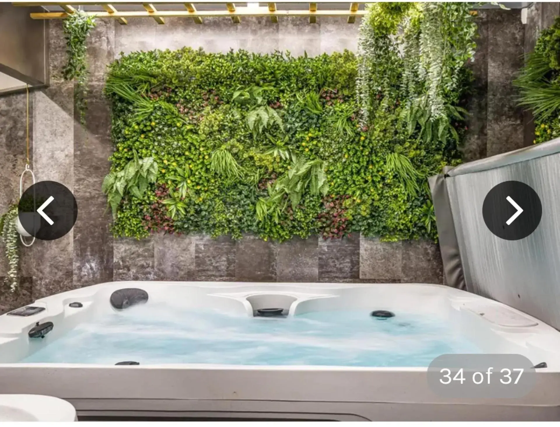 Ivy House 6-Beds Sleeps 19 with Hot Tub Ivy House 6-Beds Sleeps 19 with Hot Tub
