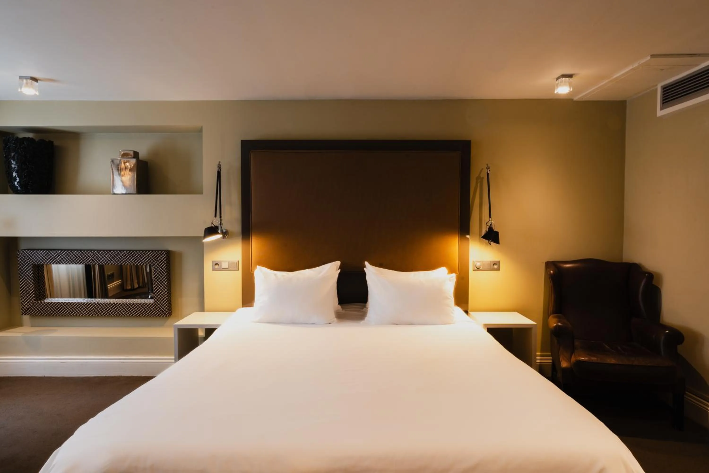 Bed in Hotel Roemer Amsterdam