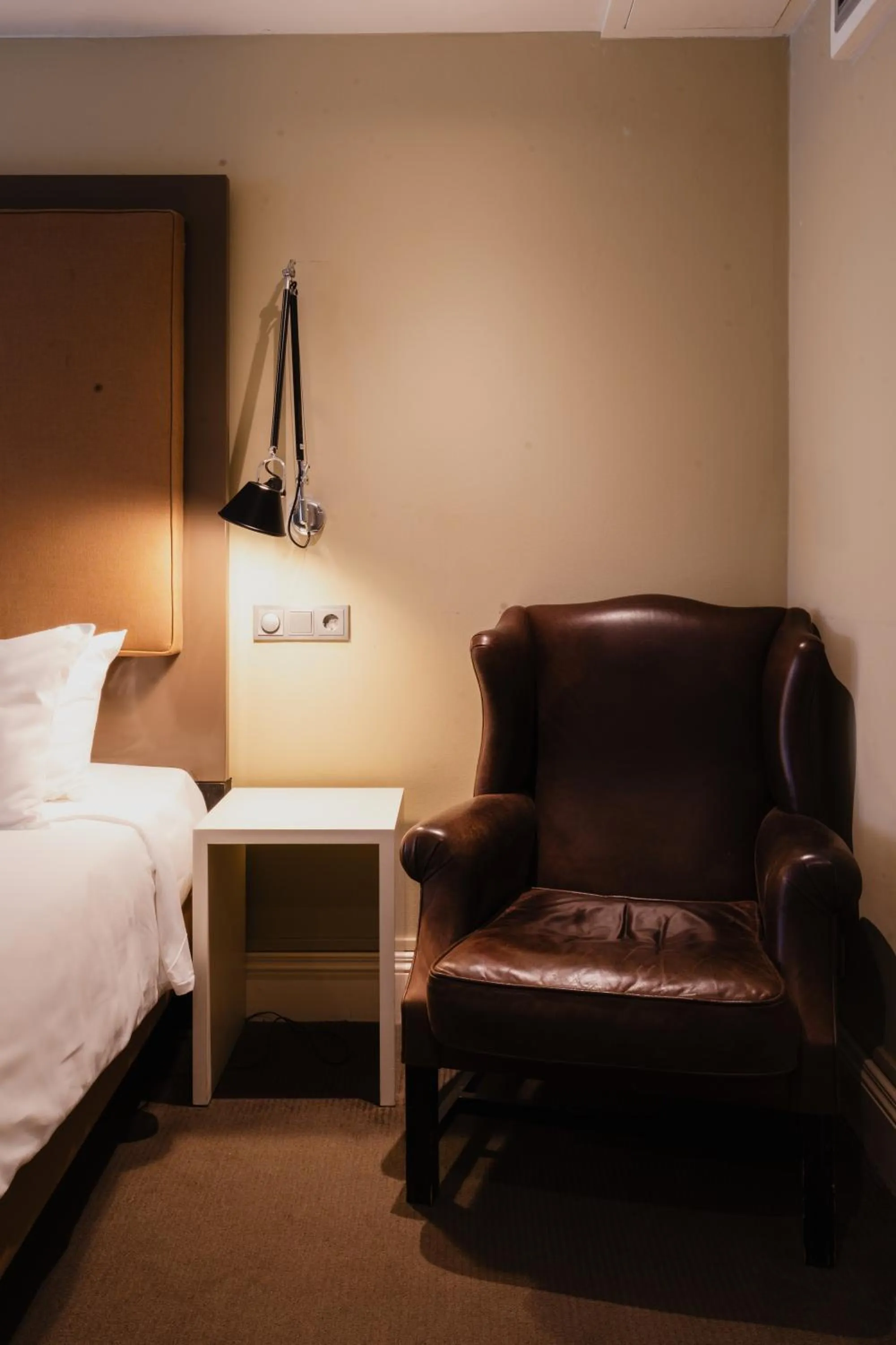 Seating area, Bed in Hotel Roemer Amsterdam