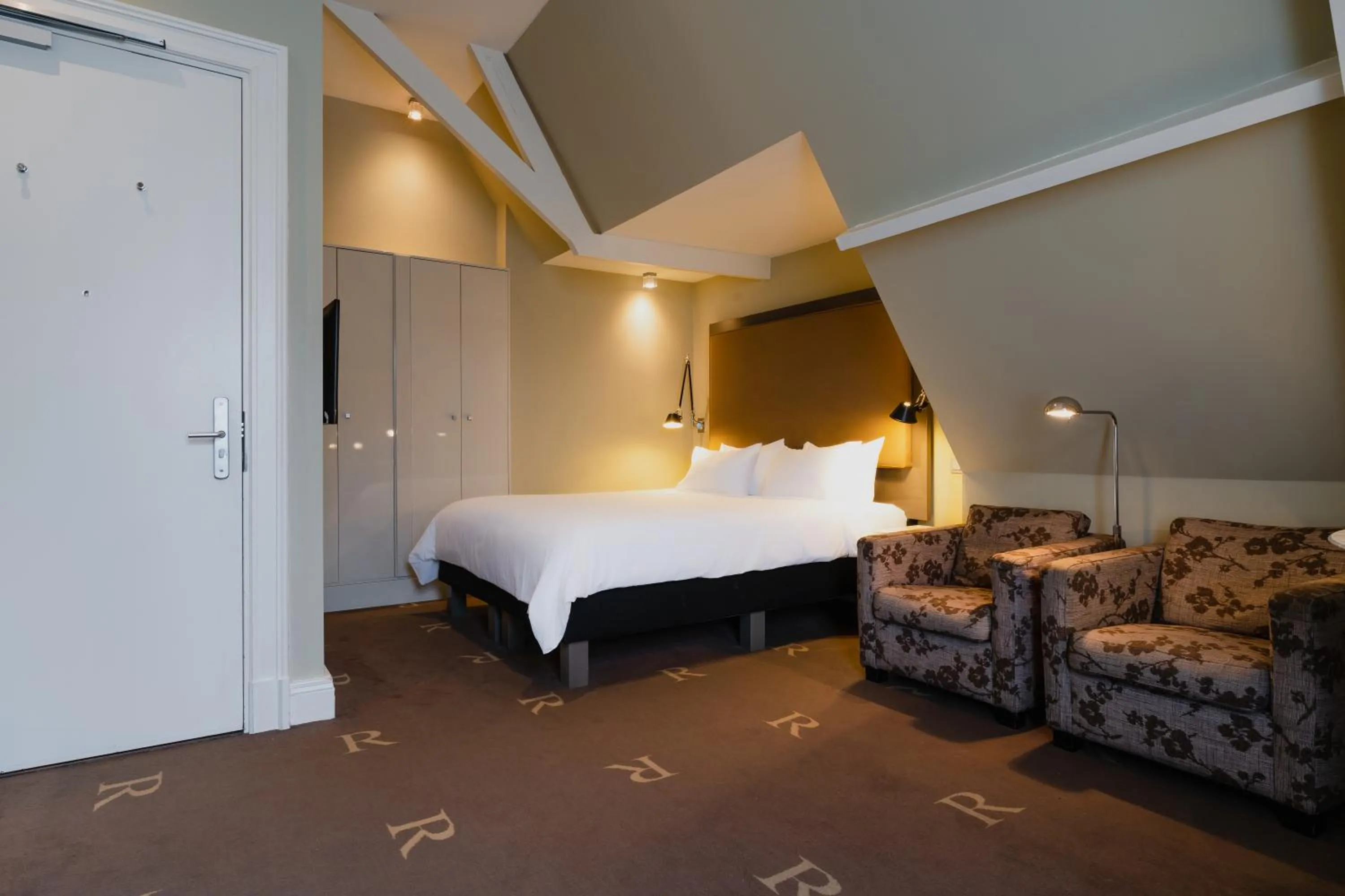 Bed in Hotel Roemer Amsterdam