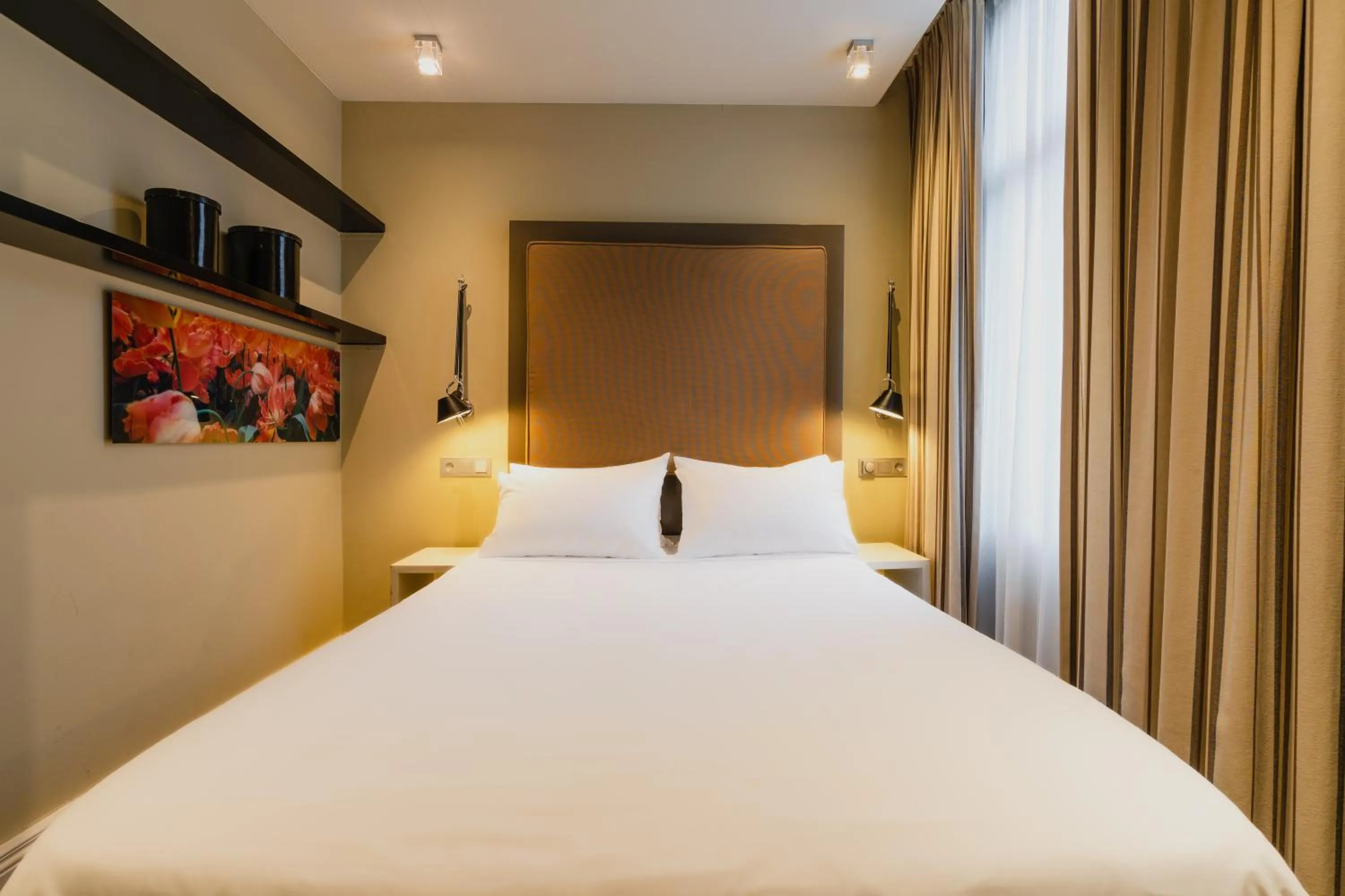 Bed in Hotel Roemer Amsterdam