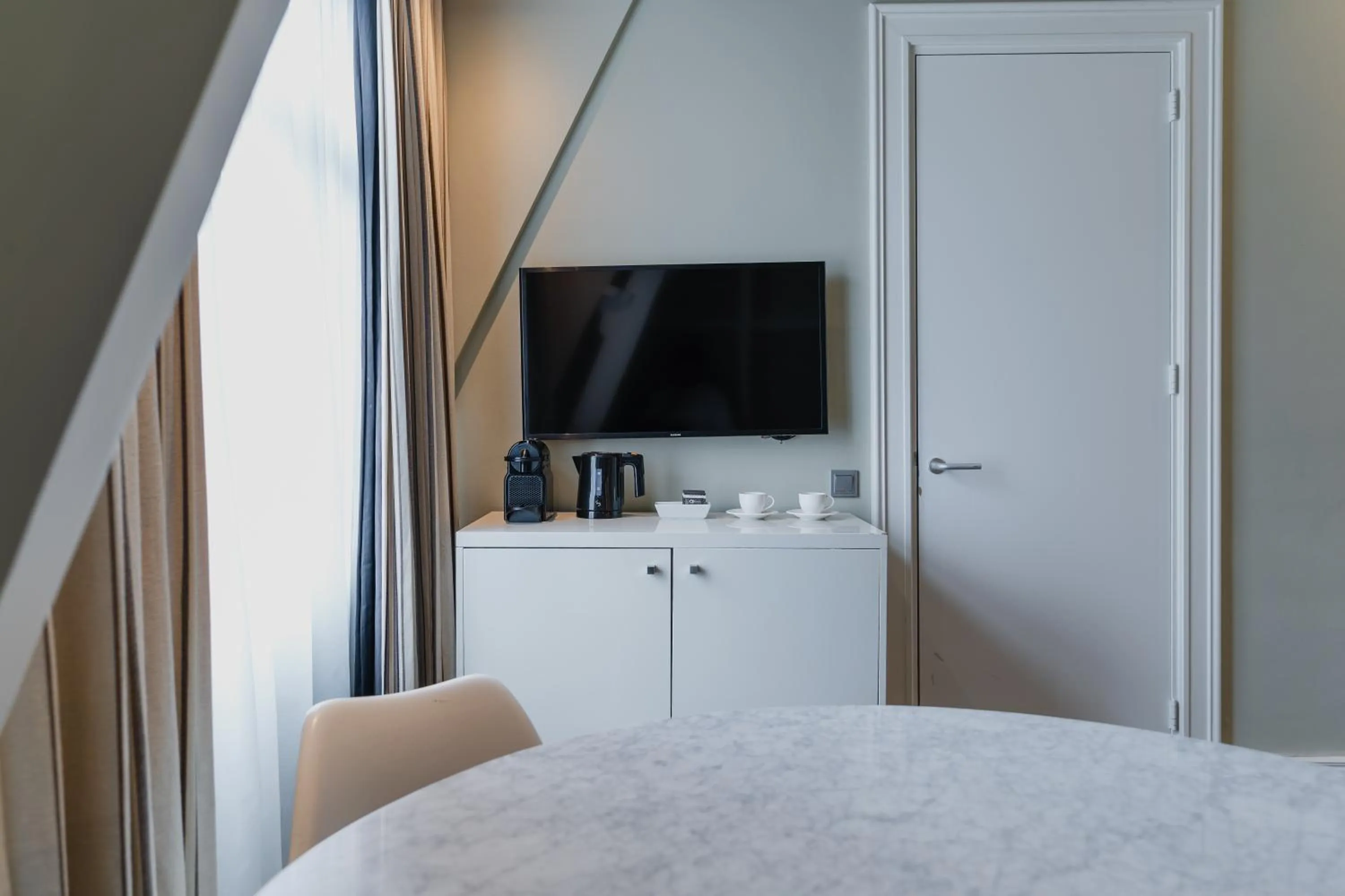TV and multimedia, Bed in Hotel Roemer Amsterdam