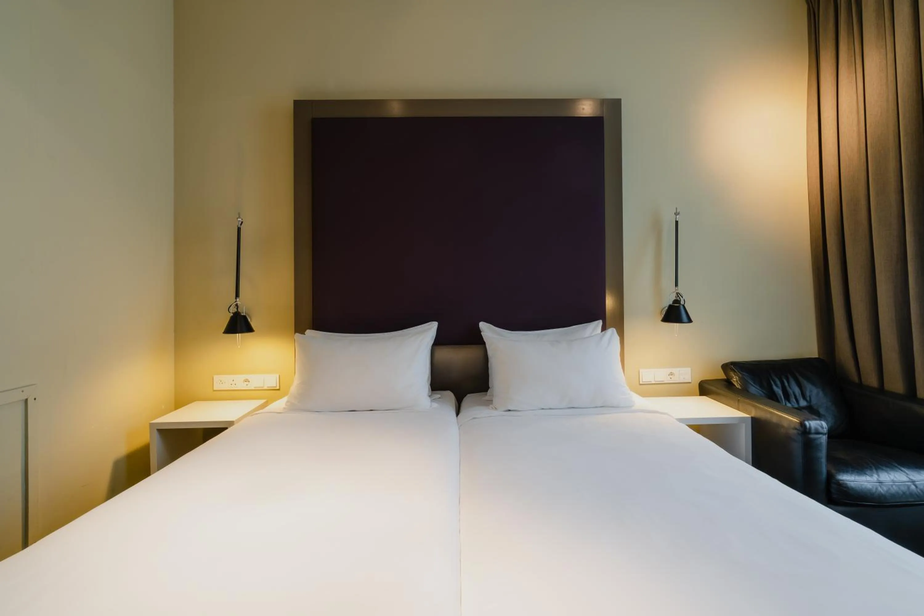 Bed in Hotel Roemer Amsterdam