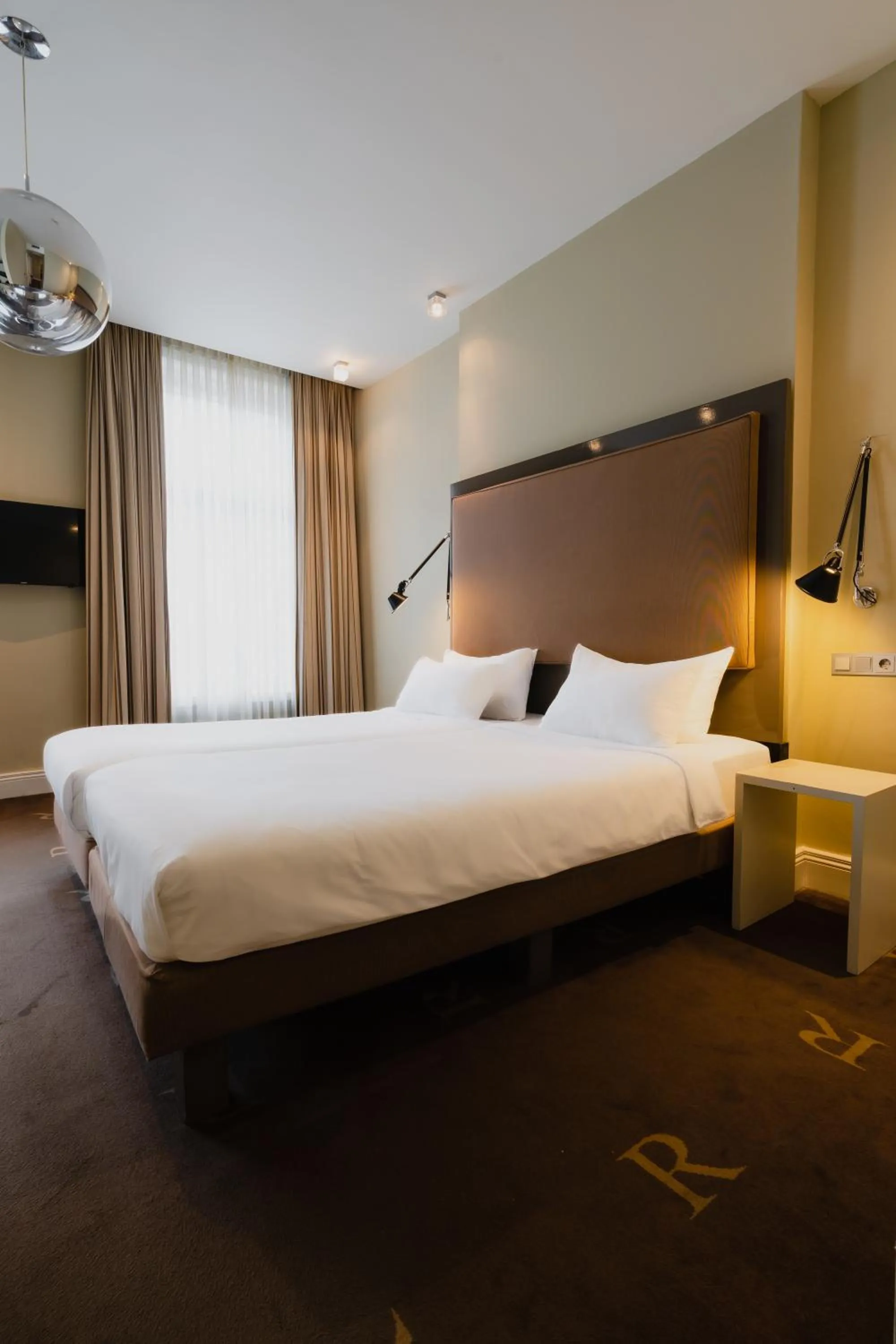 Bed in Hotel Roemer Amsterdam