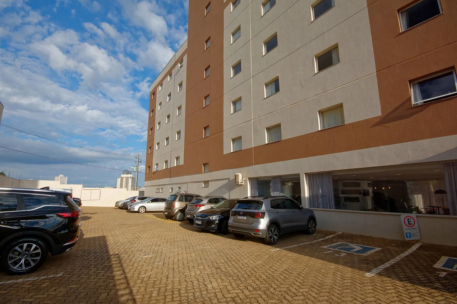 Parking in Golden Tower Express Franca by Fênix Hotéis