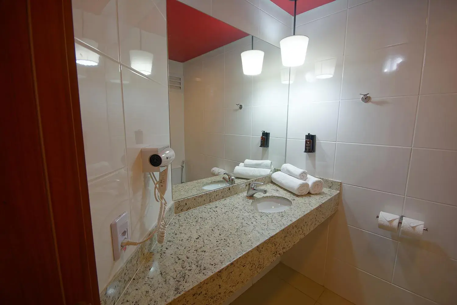 Bathroom in Golden Tower Express Franca by Fênix Hotéis Bathroom in Golden Tower Express Franca by Fênix Hotéis