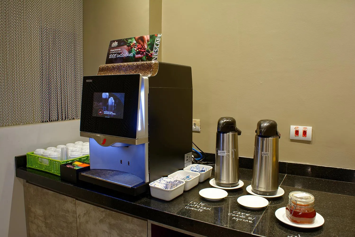 Coffee/tea facilities in Golden Tower Express Franca by Fênix Hotéis