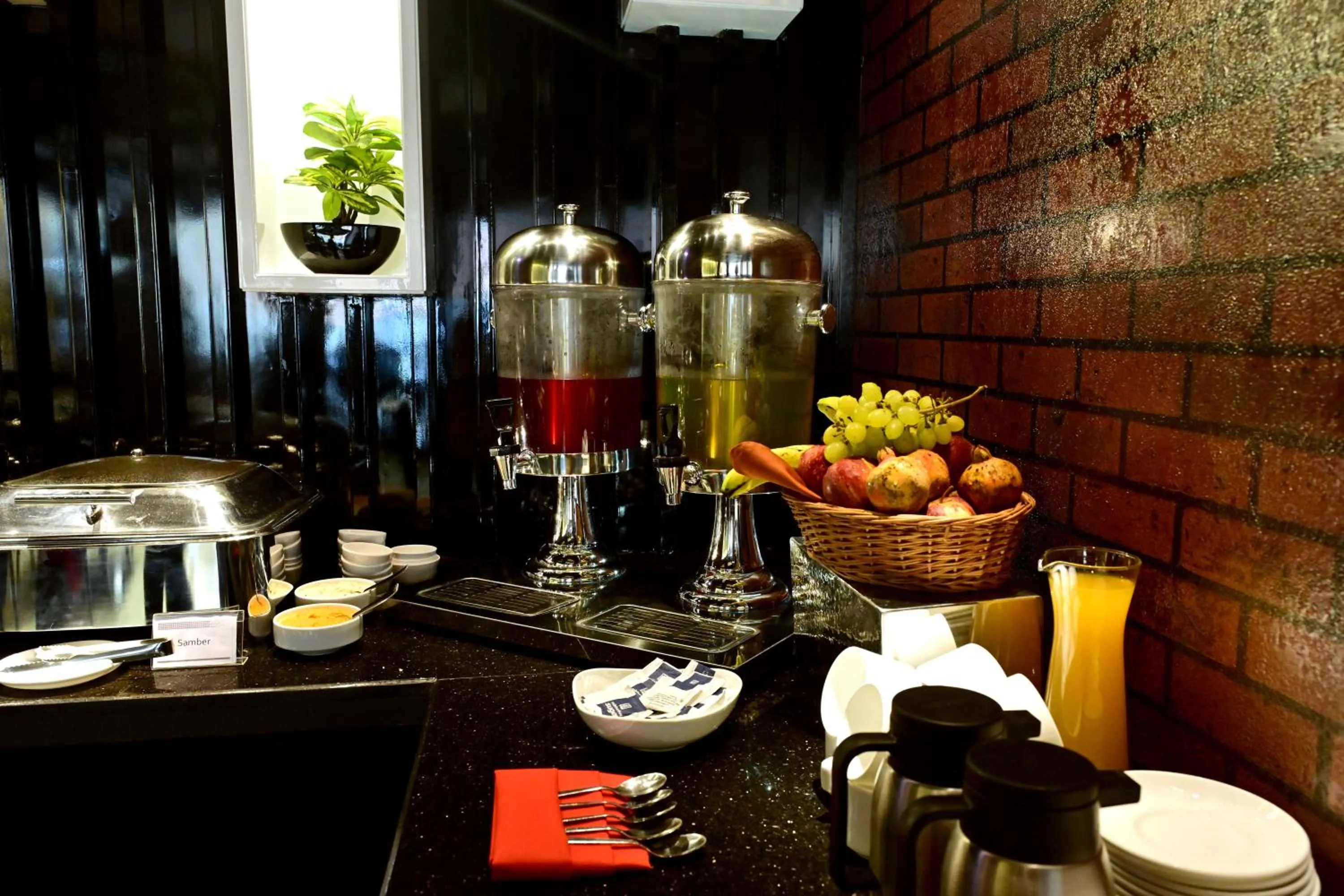 Restaurant/places to eat in Hotel Trax International