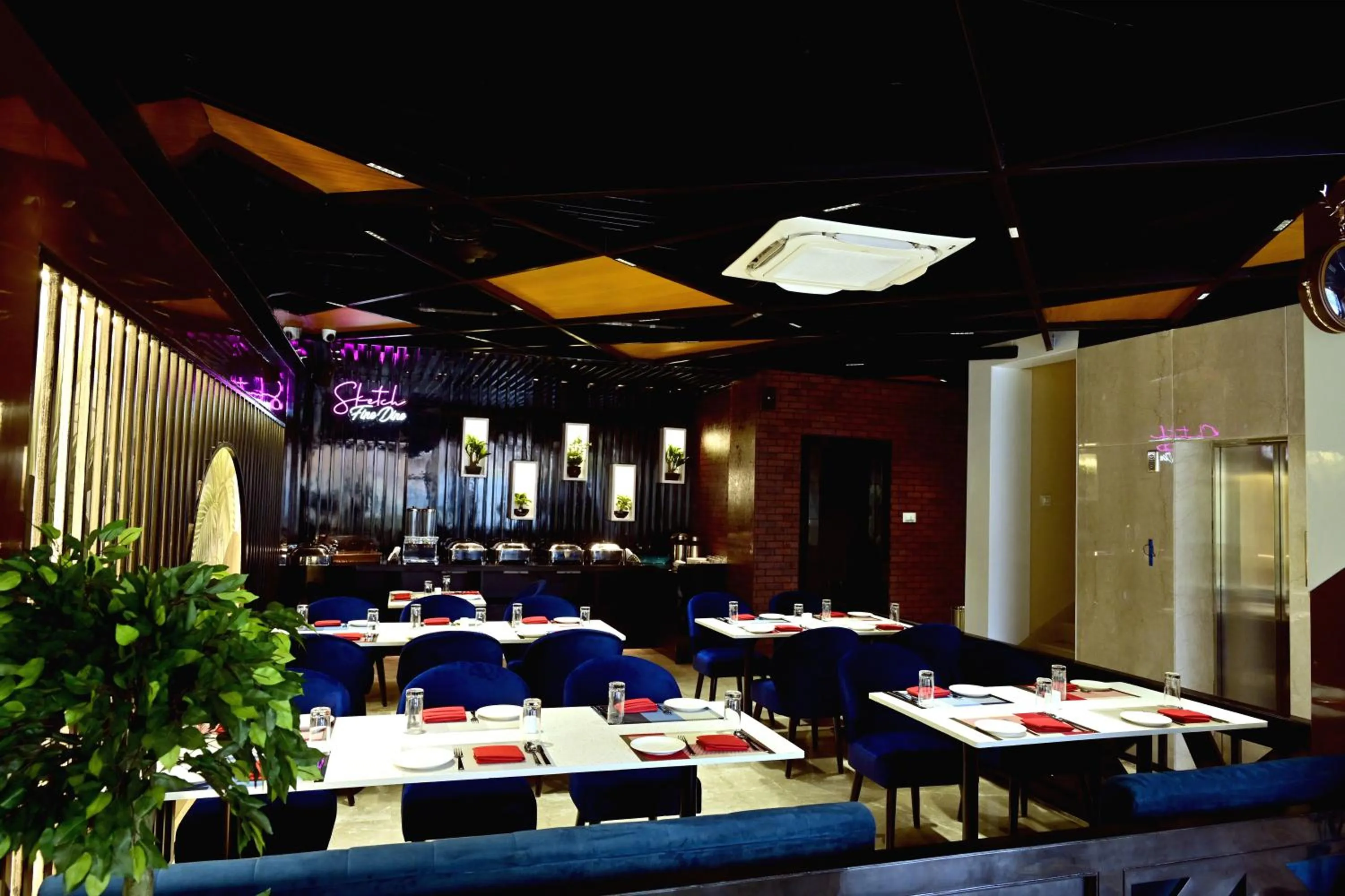 Restaurant/places to eat in Hotel Trax International