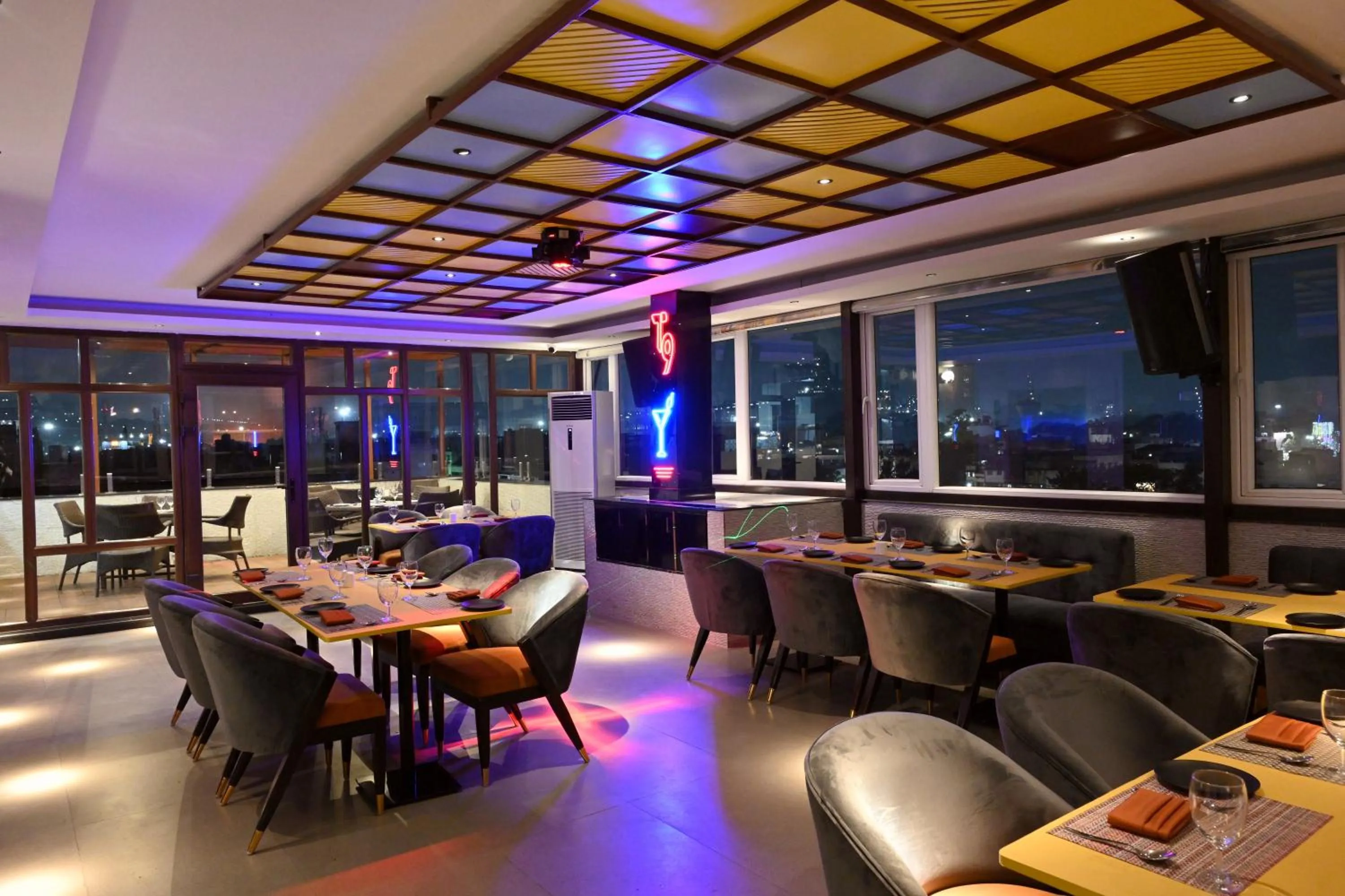 Restaurant/places to eat in Hotel Trax International