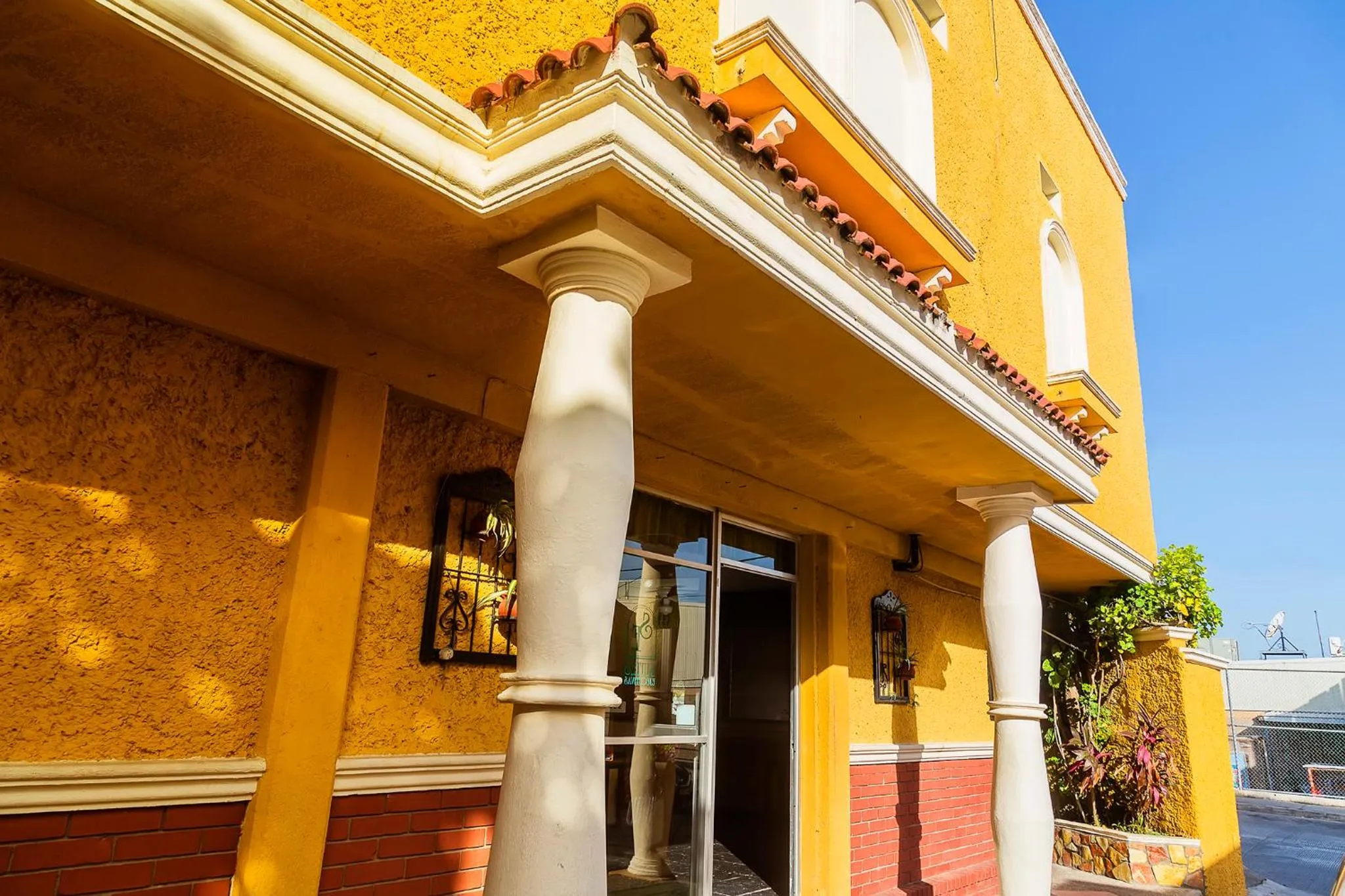Facade/entrance in Hotel Suites Ejecutivas