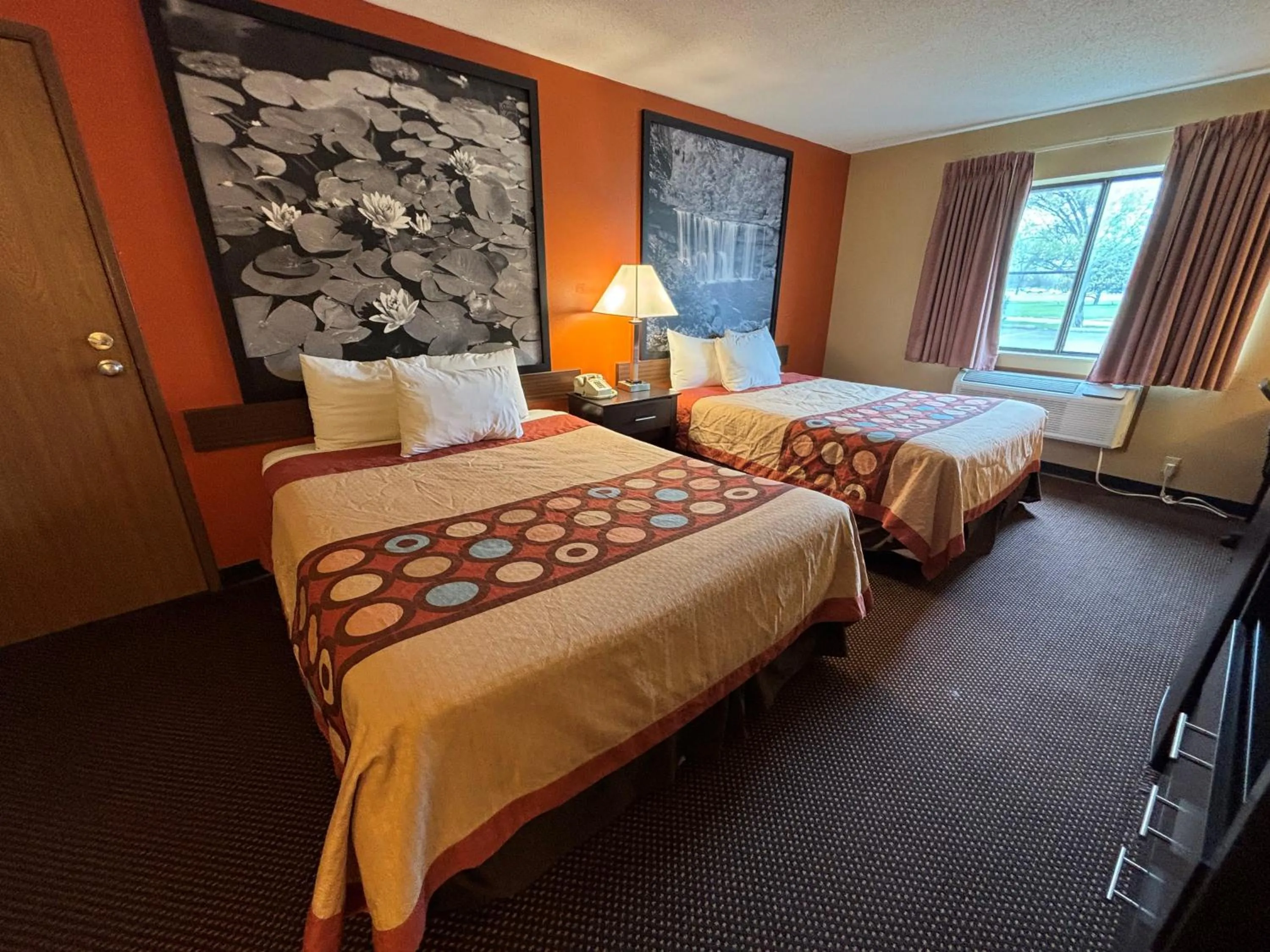 Bed in Super 8 by Wyndham Du Quoin