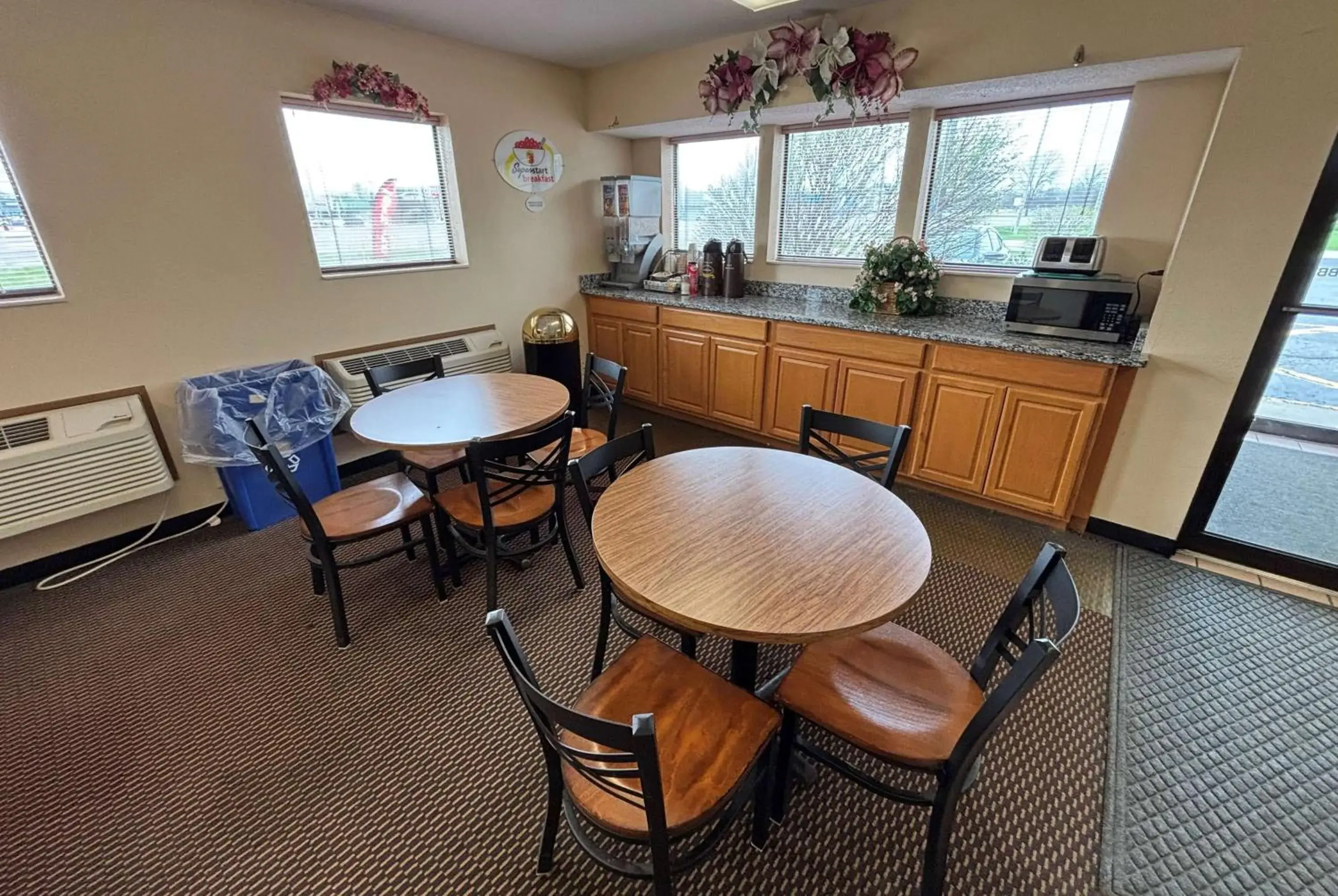 Property building in Super 8 by Wyndham Du Quoin Property building in Super 8 by Wyndham Du Quoin