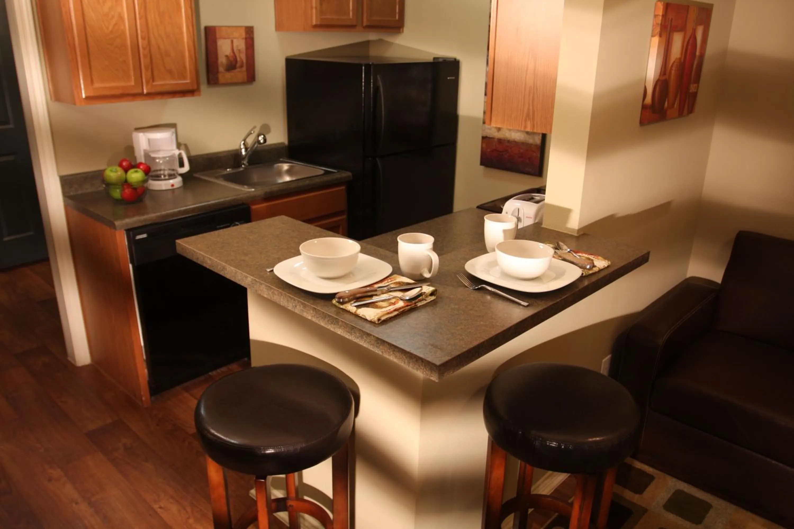 Kitchen or kitchenette in Eagle's Den Suites Kenedy a Travelodge by Wyndham