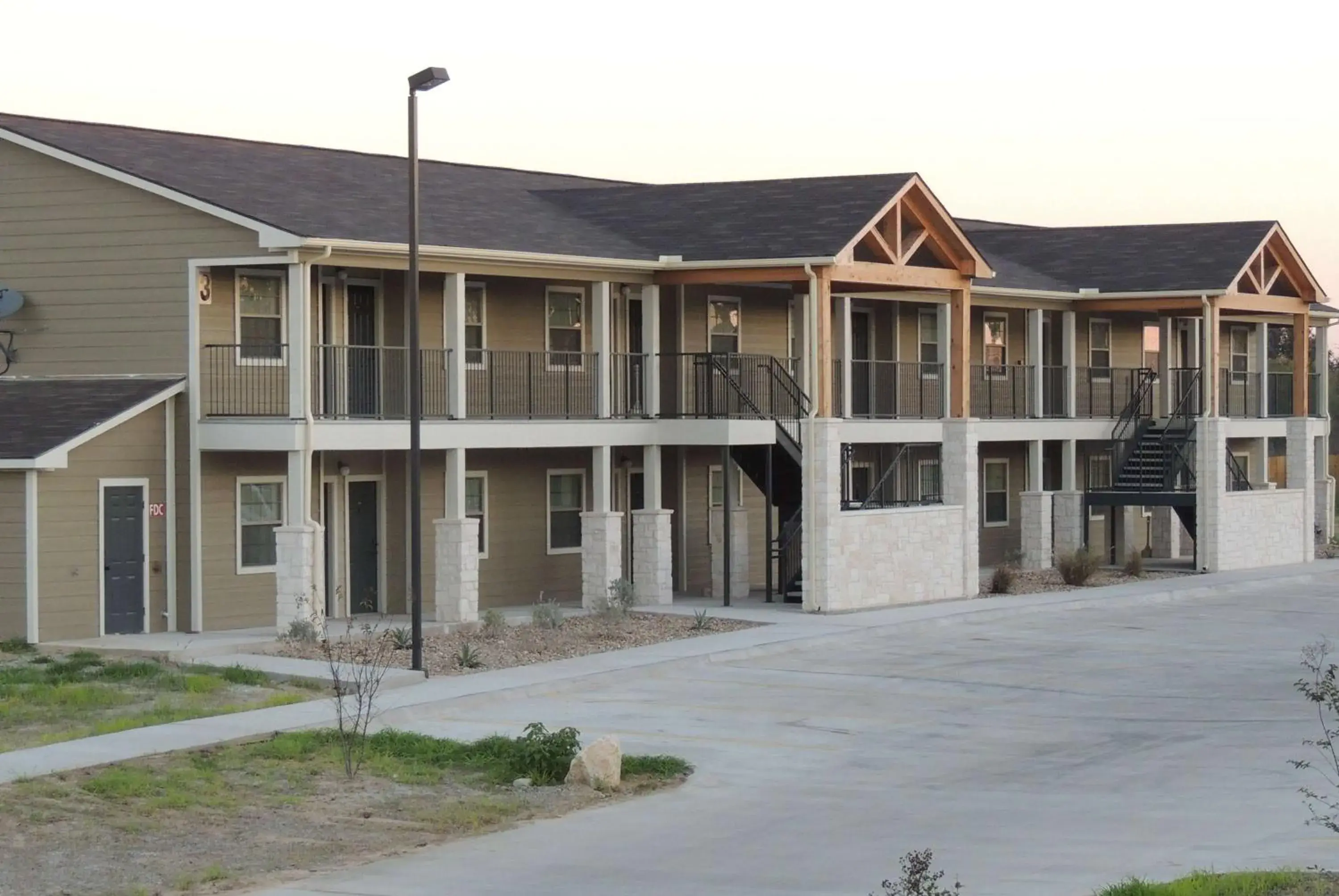 Property building in Eagle's Den Suites Kenedy a Travelodge by Wyndham Property building in Eagle's Den Suites Kenedy a Travelodge by Wyndham