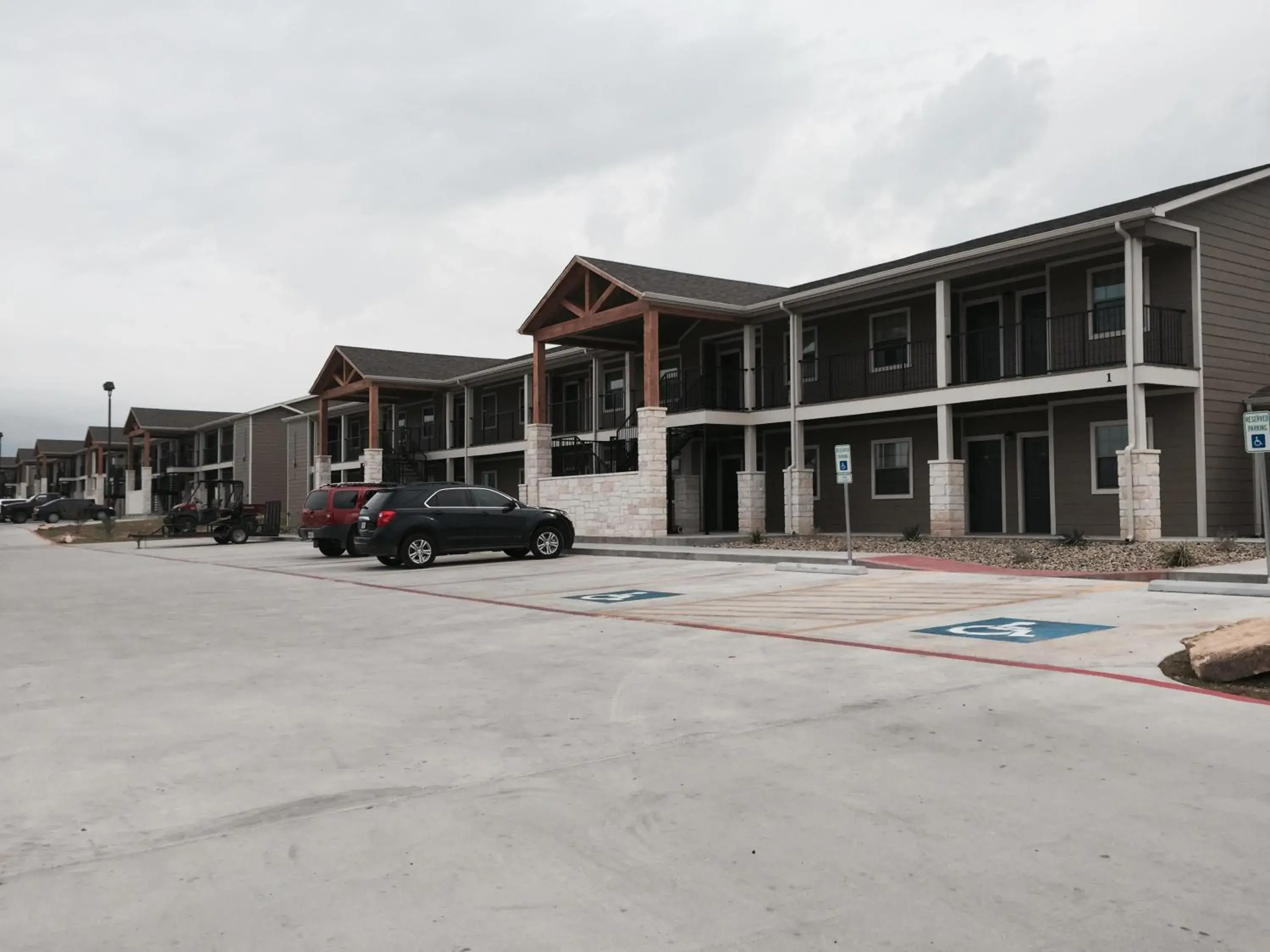 Property building in Eagle's Den Suites Kenedy a Travelodge by Wyndham Property building in Eagle's Den Suites Kenedy a Travelodge by Wyndham