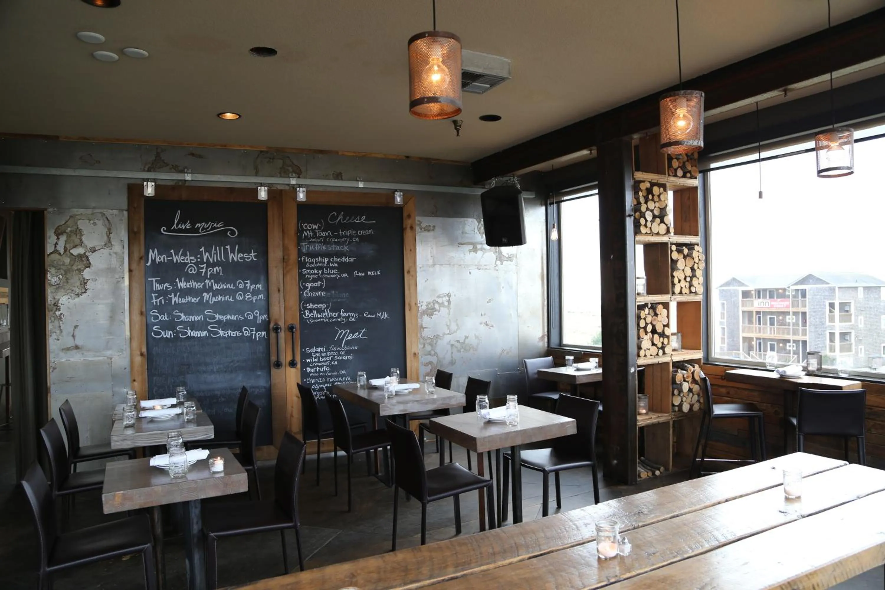 Restaurant/places to eat in Adrift Hotel