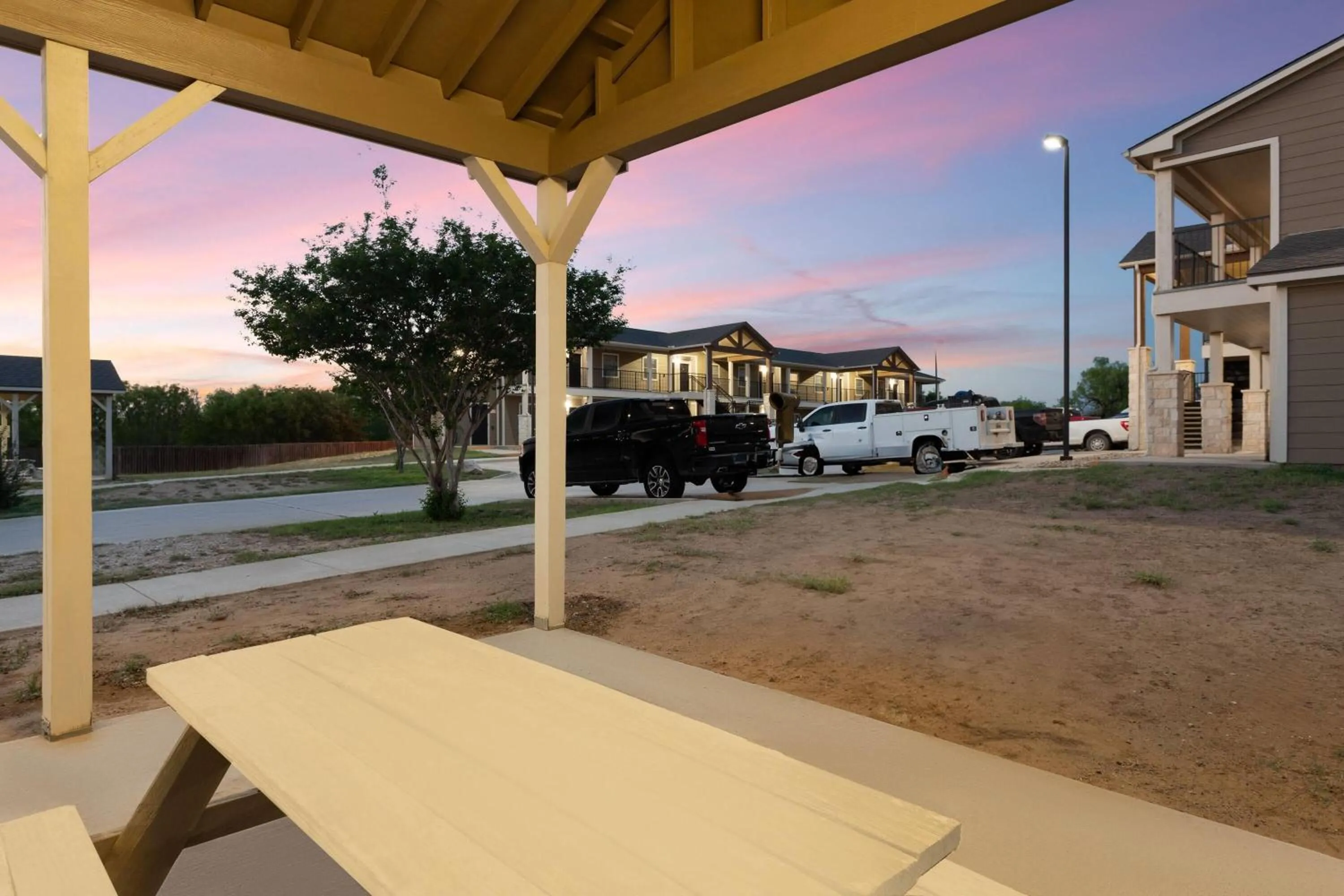 BBQ facilities in Eagle's Den Suites Carrizo Springs a Travelodge by Wyndham