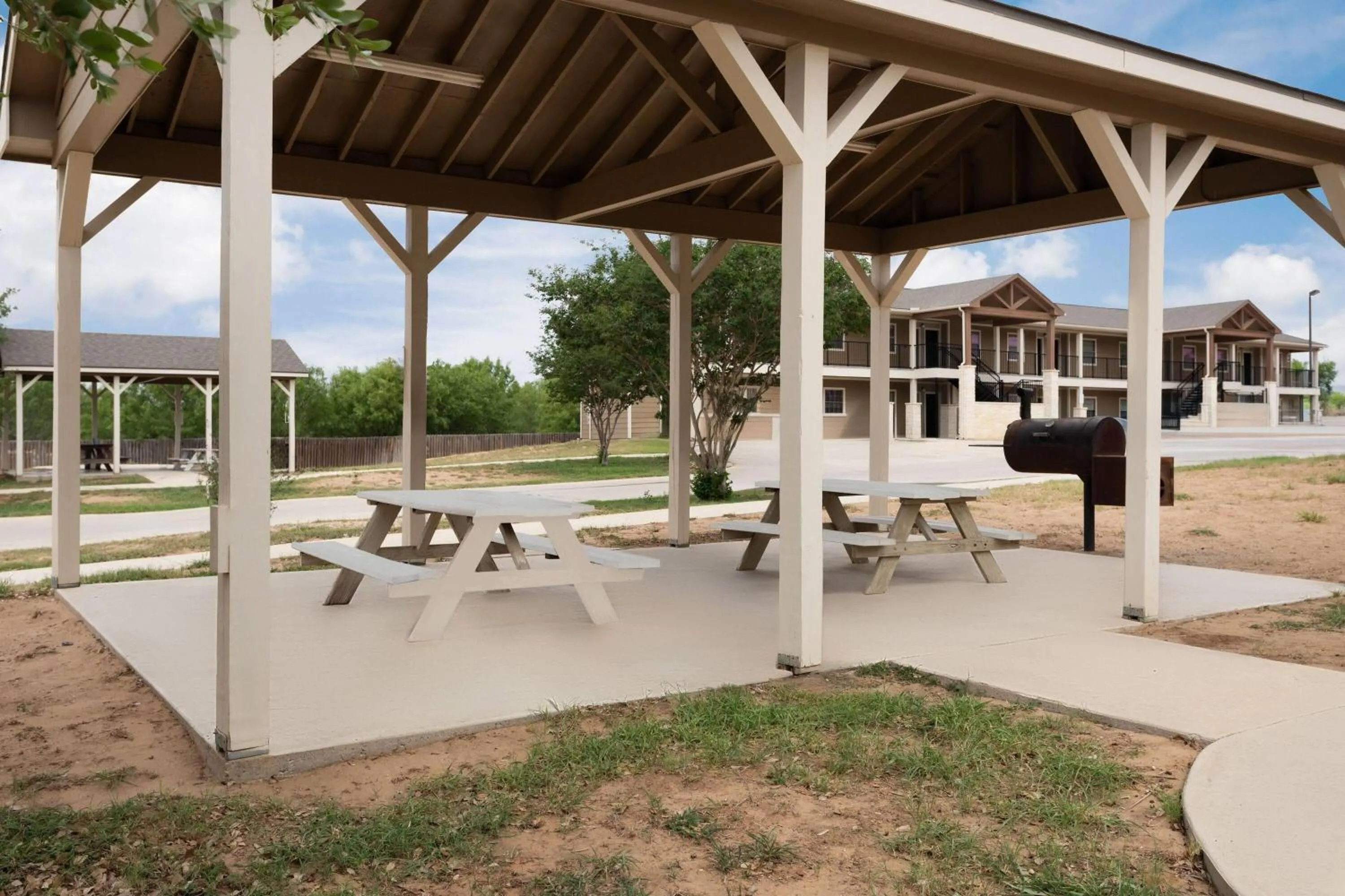 BBQ facilities in Eagle's Den Suites Carrizo Springs a Travelodge by Wyndham