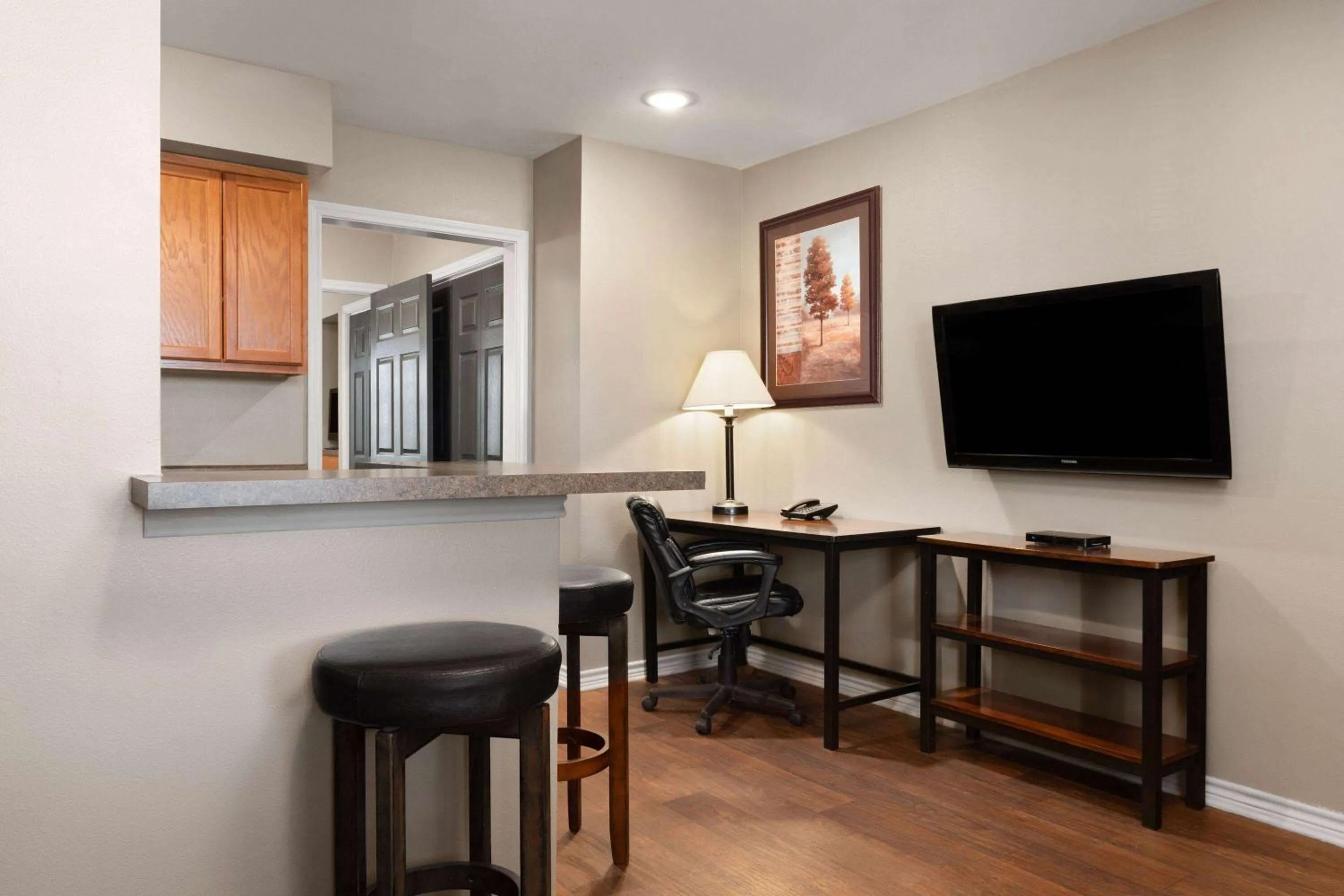 TV and multimedia in Eagle's Den Suites Cotulla a Travelodge by Wyndham