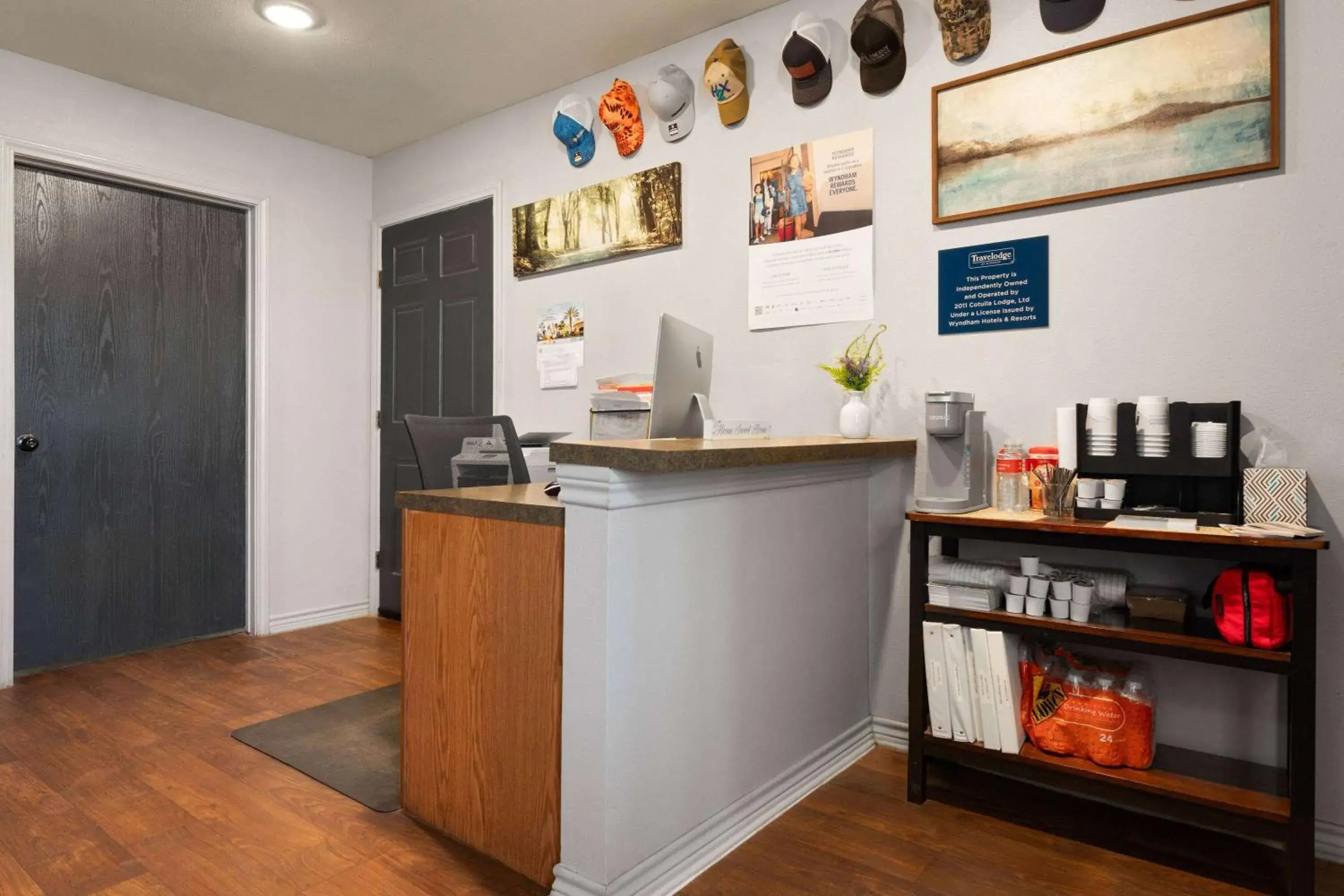 Lobby or reception in Eagle's Den Suites Cotulla a Travelodge by Wyndham Lobby or reception in Eagle's Den Suites Cotulla a Travelodge by Wyndham