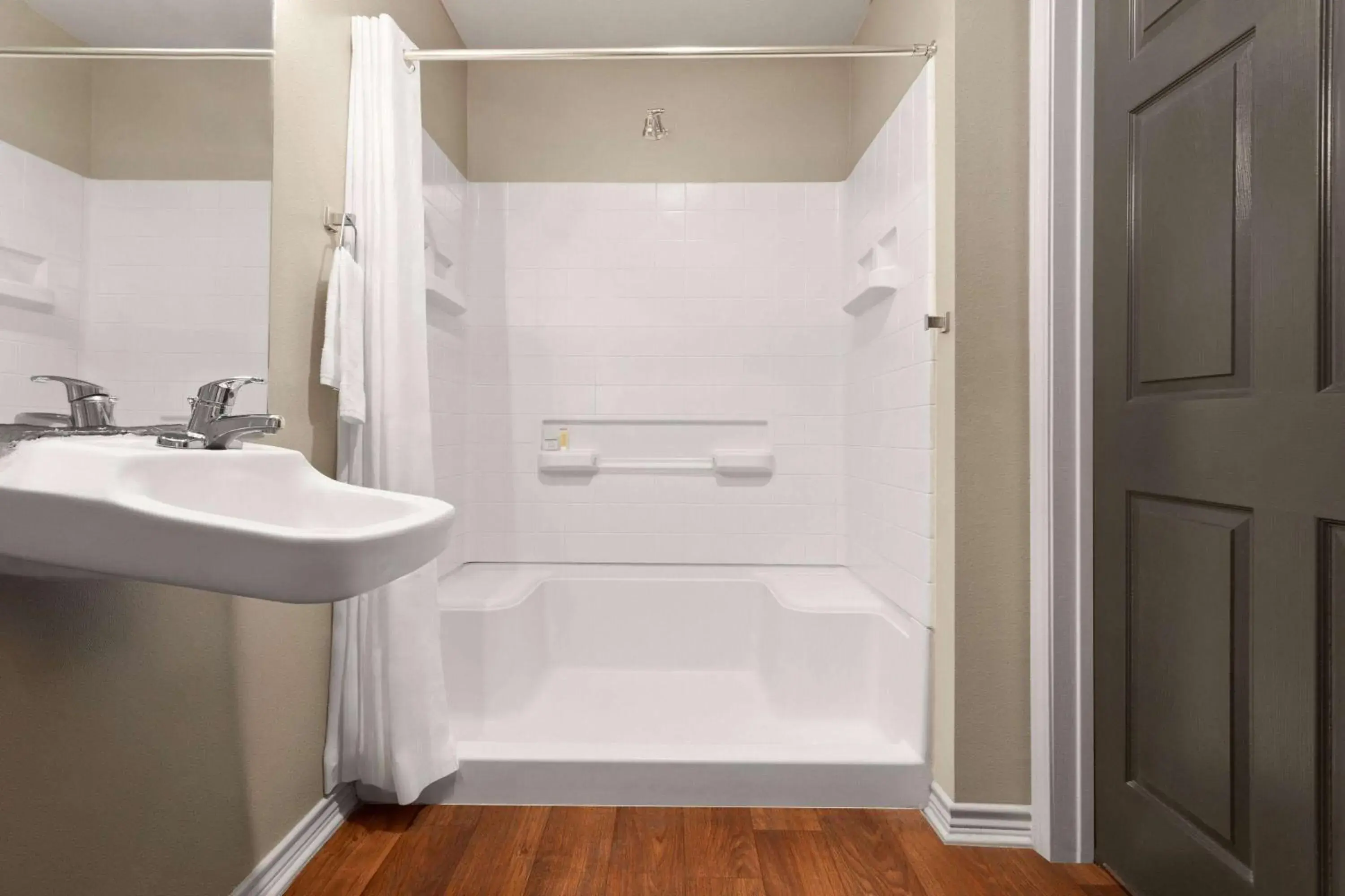 One-Bedroom Queen Suite with Mobility Access and Roll-In Shower, Non-Smoking in Eagle's Den Suites Cotulla a Travelodge by Wyndham One-Bedroom Queen Suite with Mobility Access and Roll-In Shower, Non-Smoking in Eagle's Den Suites Cotulla a Travelodge by Wyndham