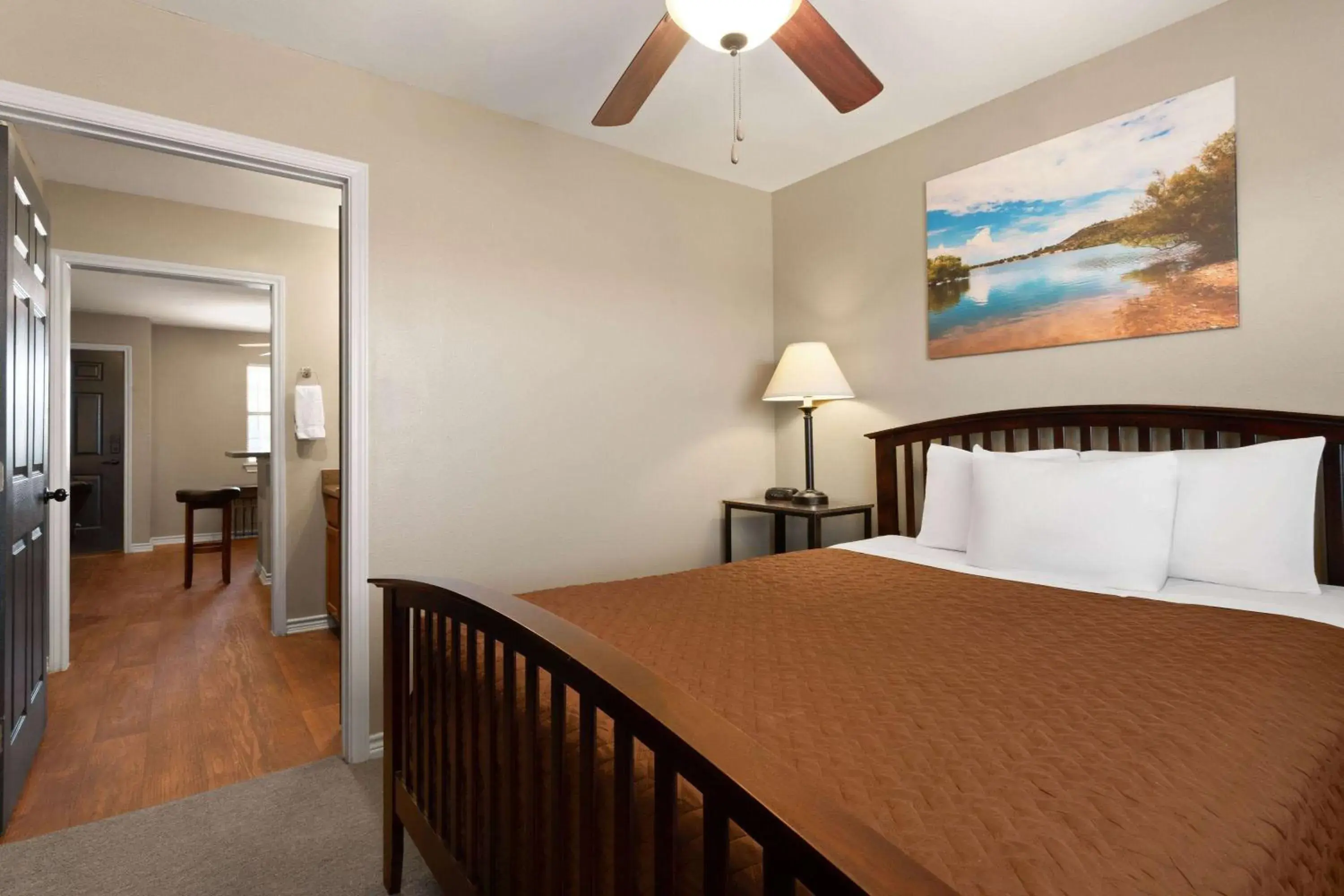 Bed in Eagle's Den Suites Cotulla a Travelodge by Wyndham Bed in Eagle's Den Suites Cotulla a Travelodge by Wyndham