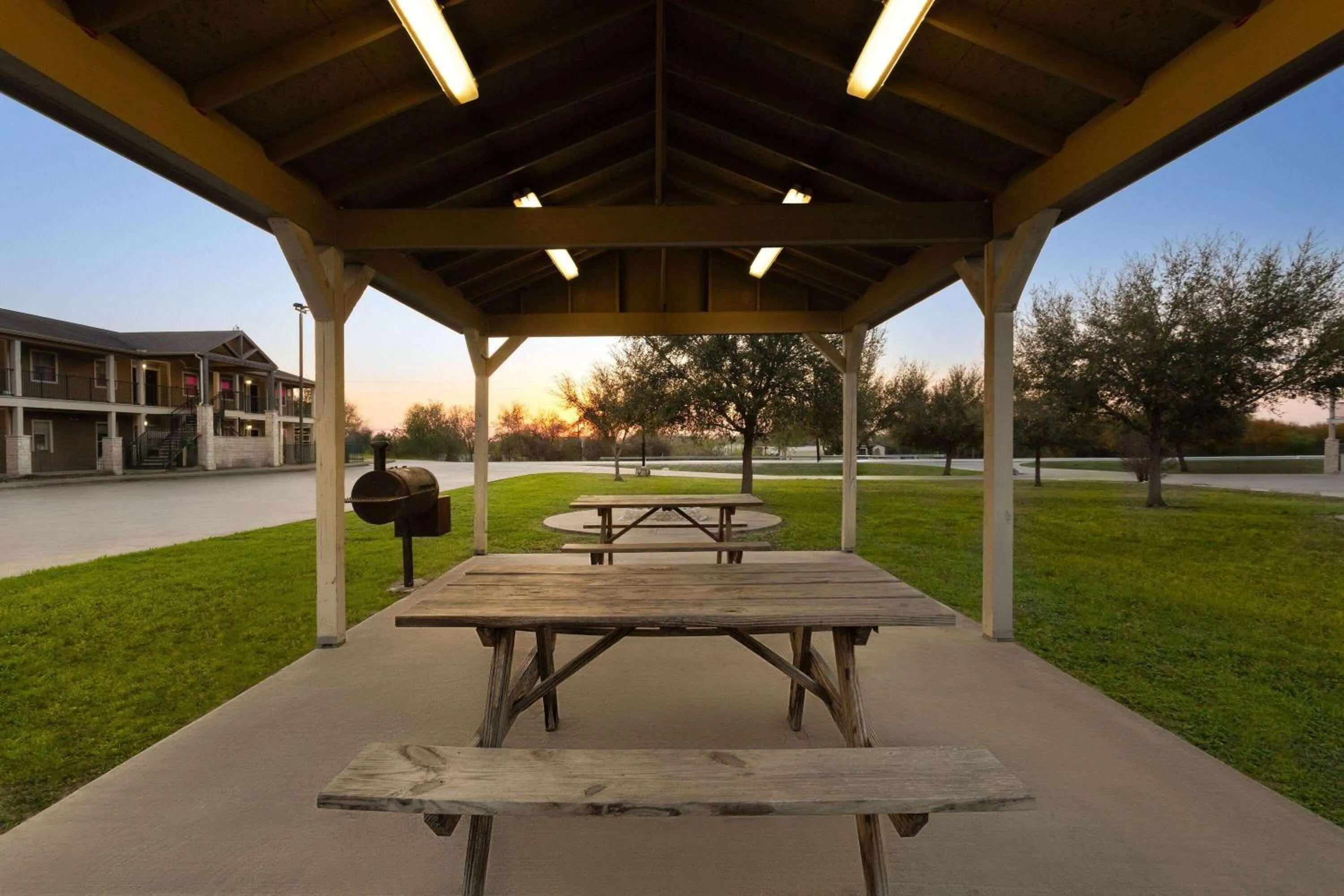 BBQ facilities in Eagle's Den Three Rivers Texas a Travelodge by Wyndham