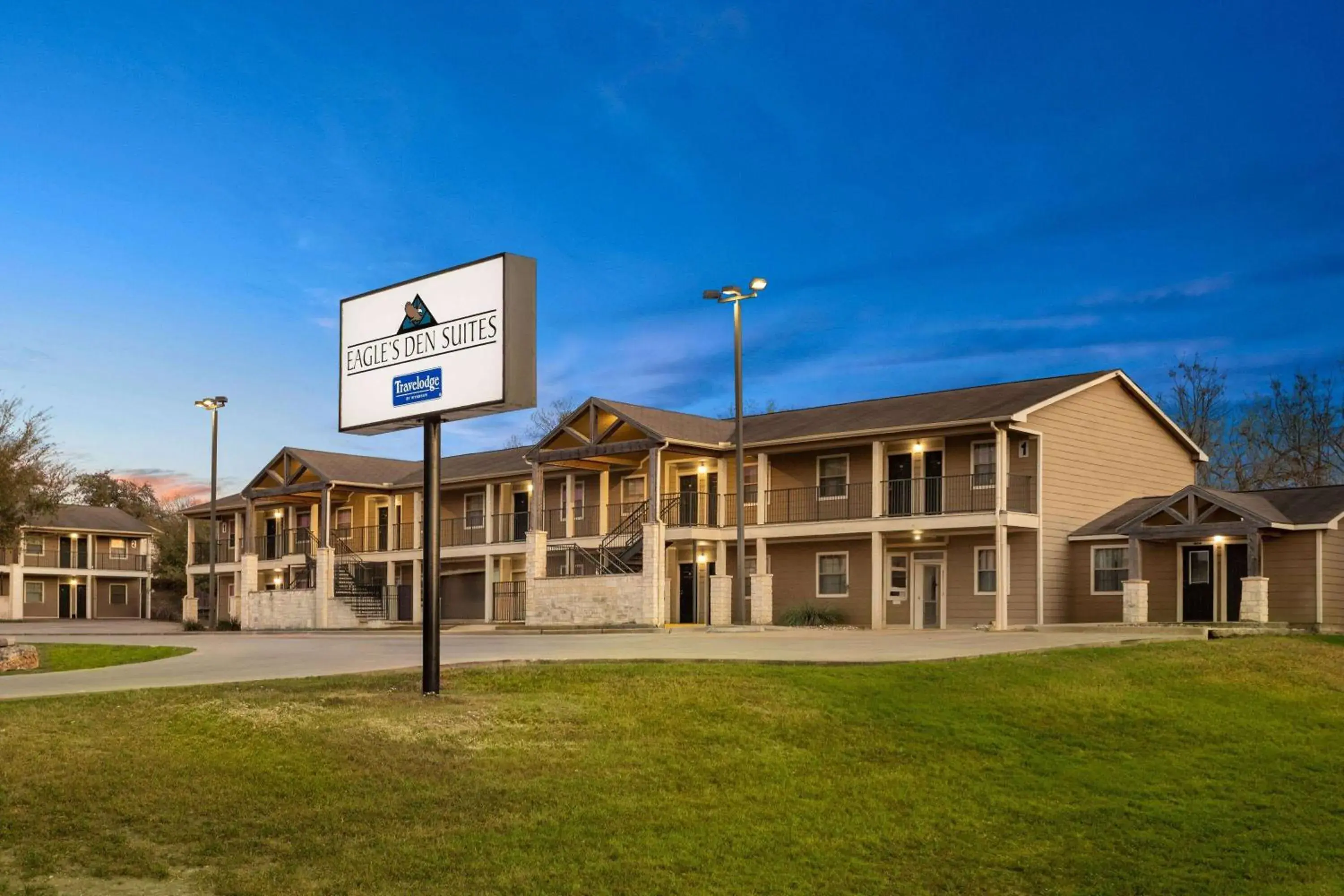 Property building in Eagle's Den Three Rivers Texas a Travelodge by Wyndham Property building in Eagle's Den Three Rivers Texas a Travelodge by Wyndham