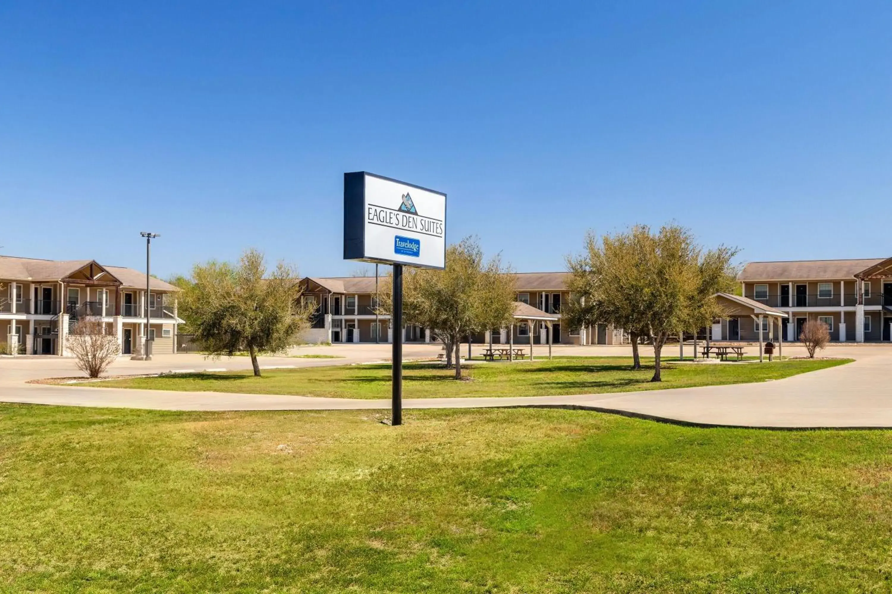 Property building in Eagle's Den Three Rivers Texas a Travelodge by Wyndham Property building in Eagle's Den Three Rivers Texas a Travelodge by Wyndham