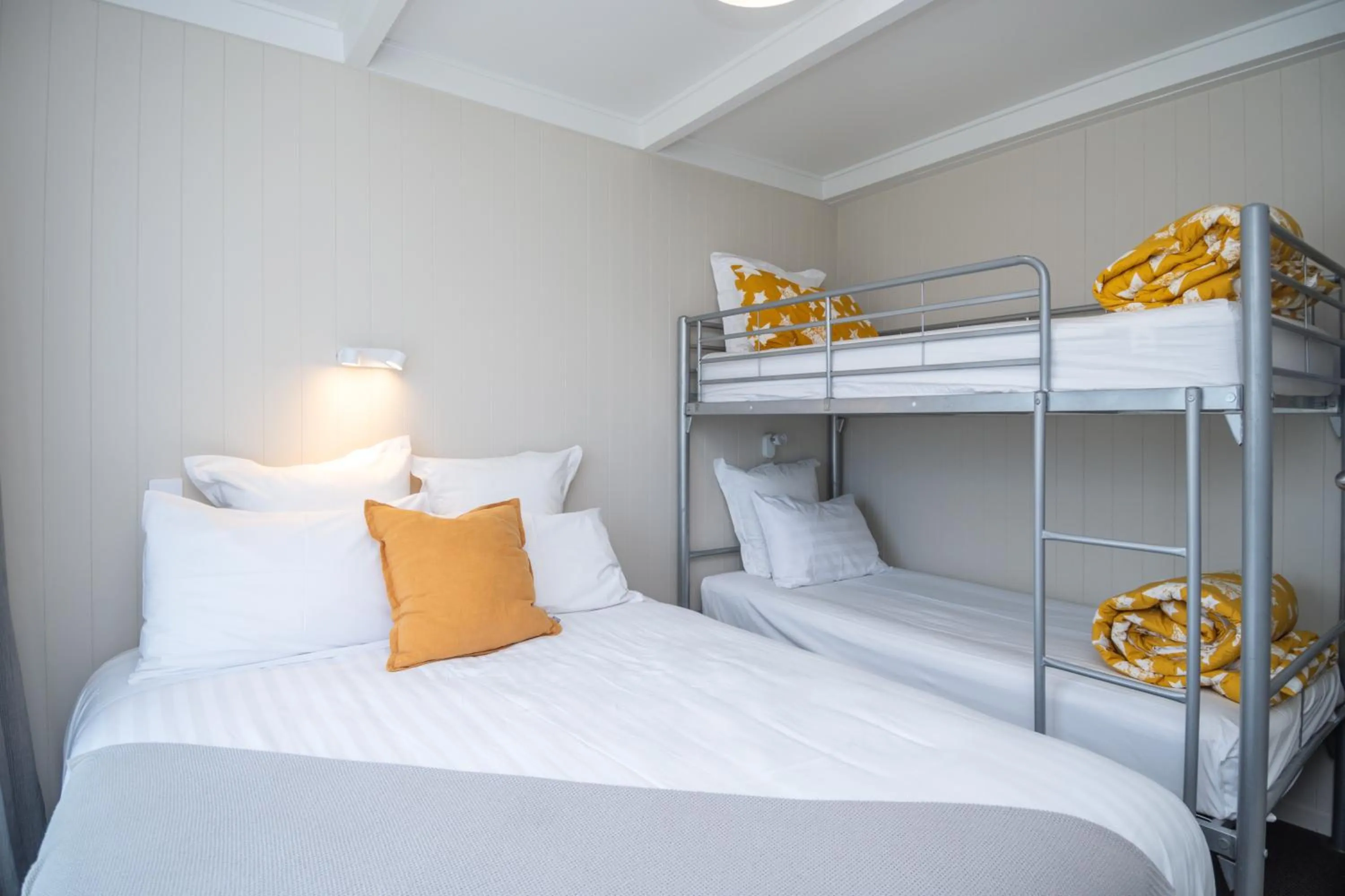 Bed in Whispering Sands Beachfront Motel