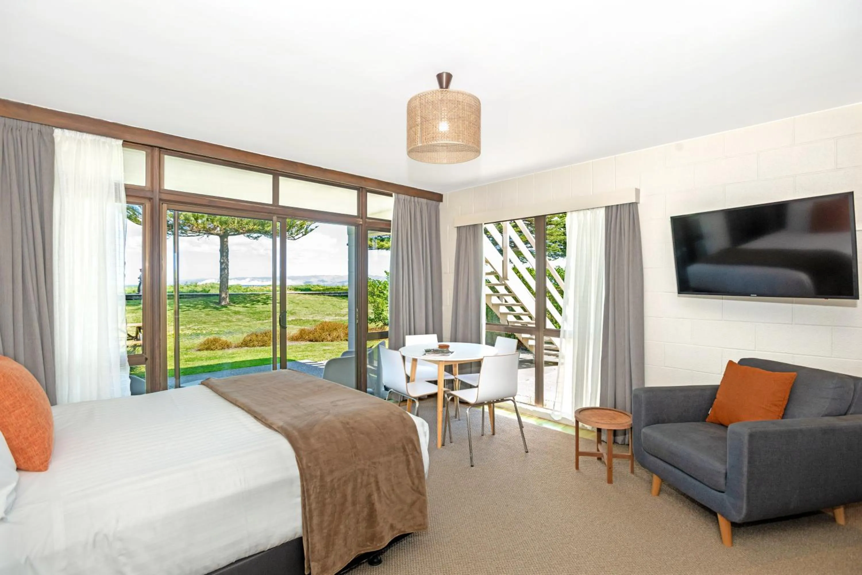 Bed in Whispering Sands Beachfront Motel