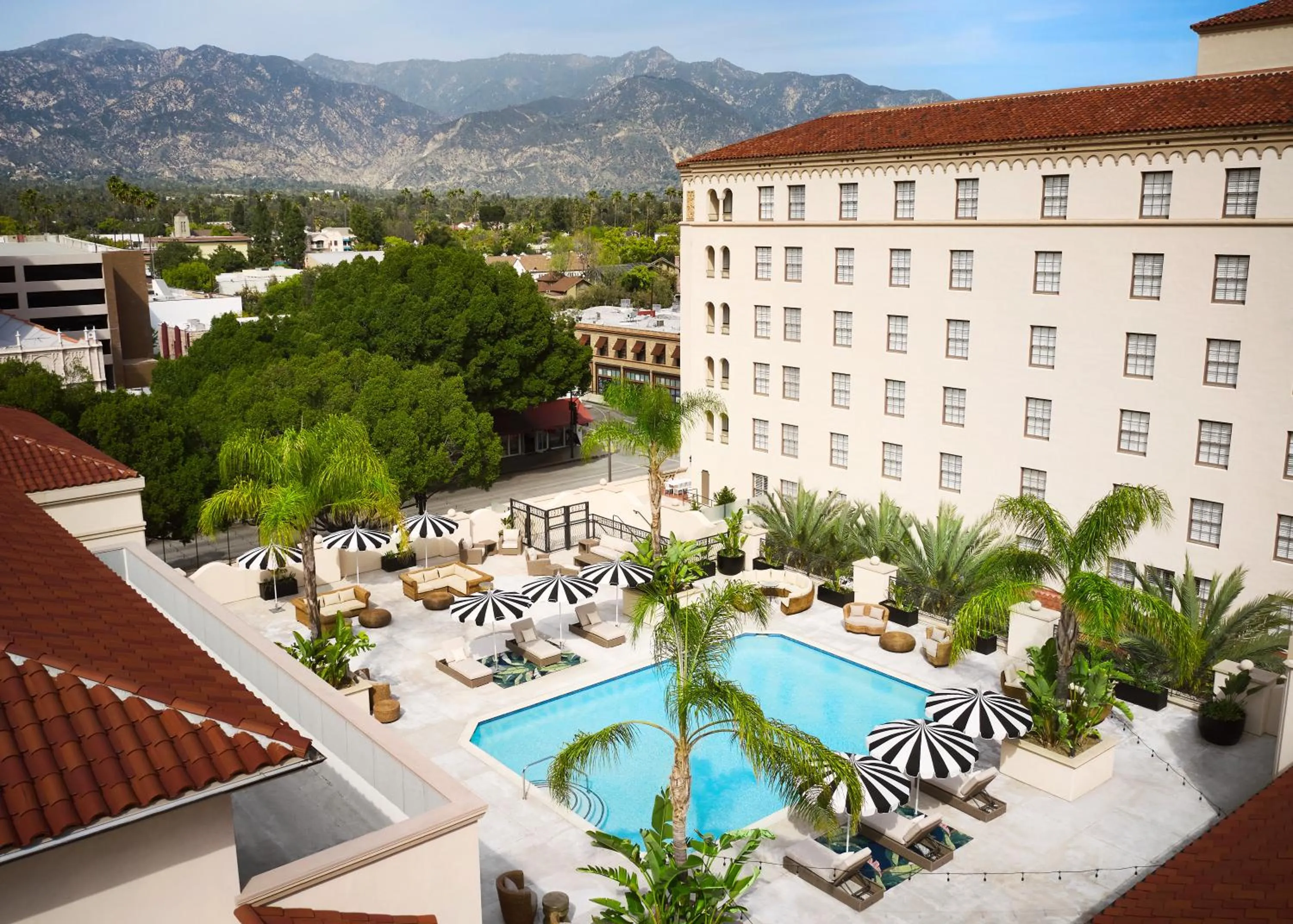 Property building in Pasadena Hotel & Pool